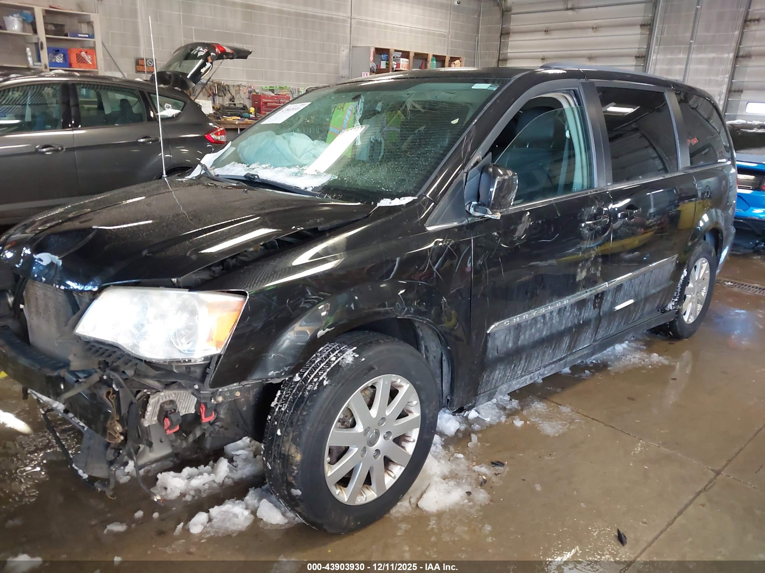 CHRYSLER TOWN image 2