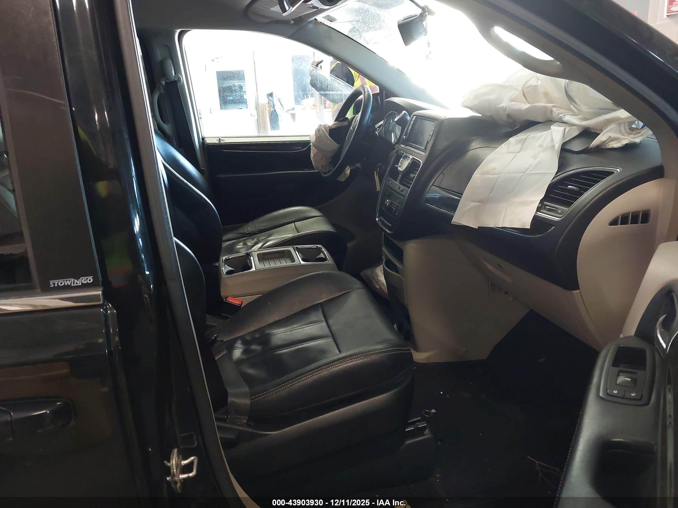 CHRYSLER TOWN image 5