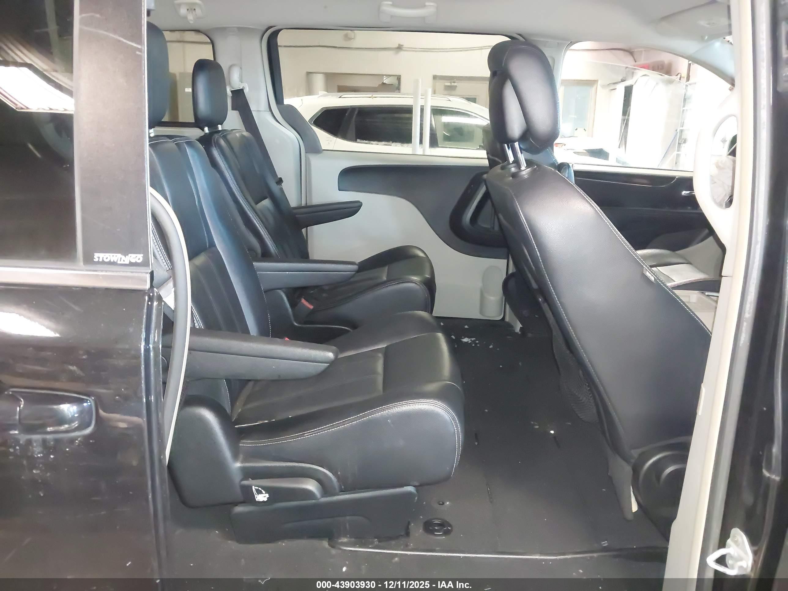 CHRYSLER TOWN image 8