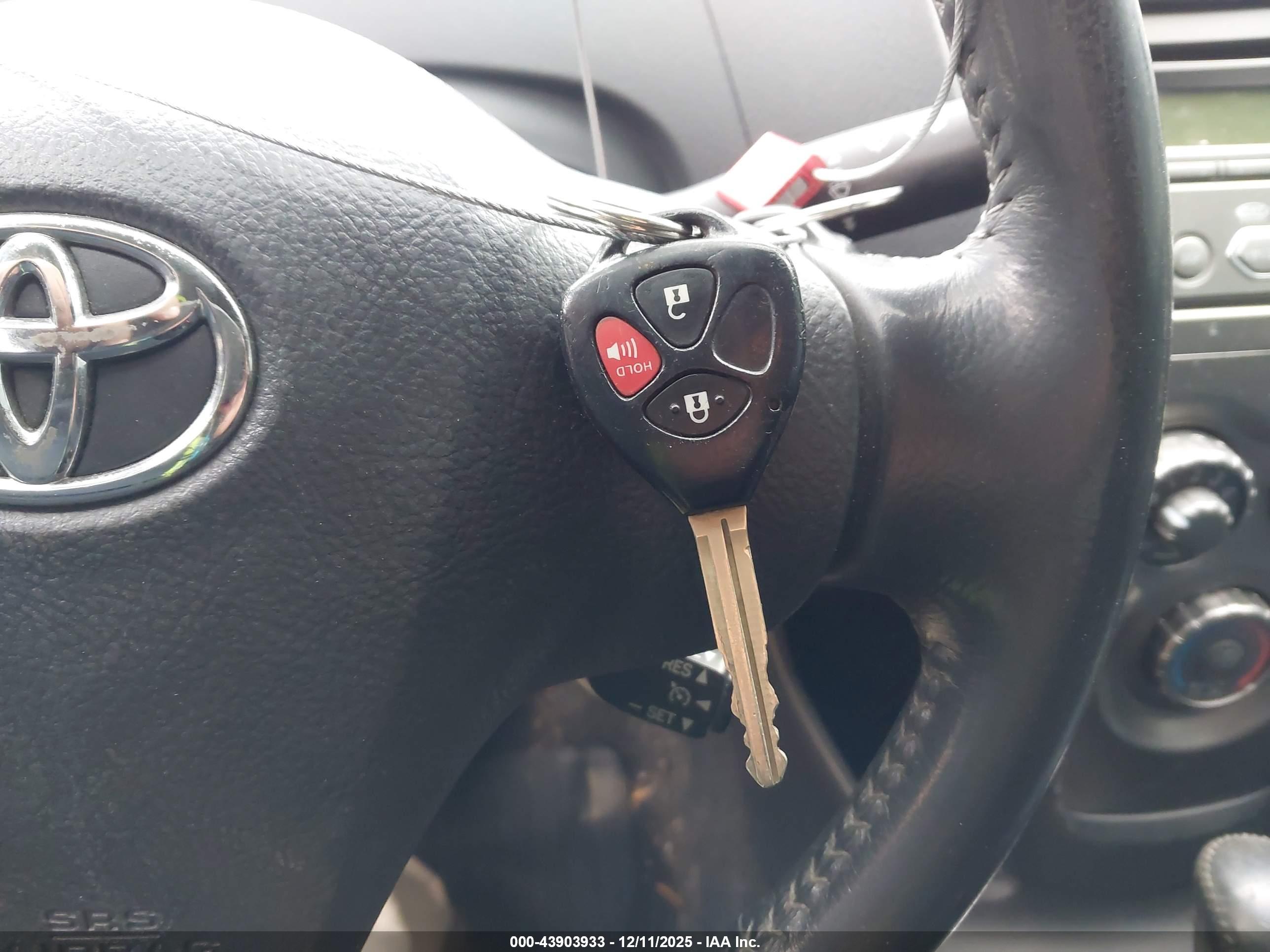 TOYOTA YARIS image 11
