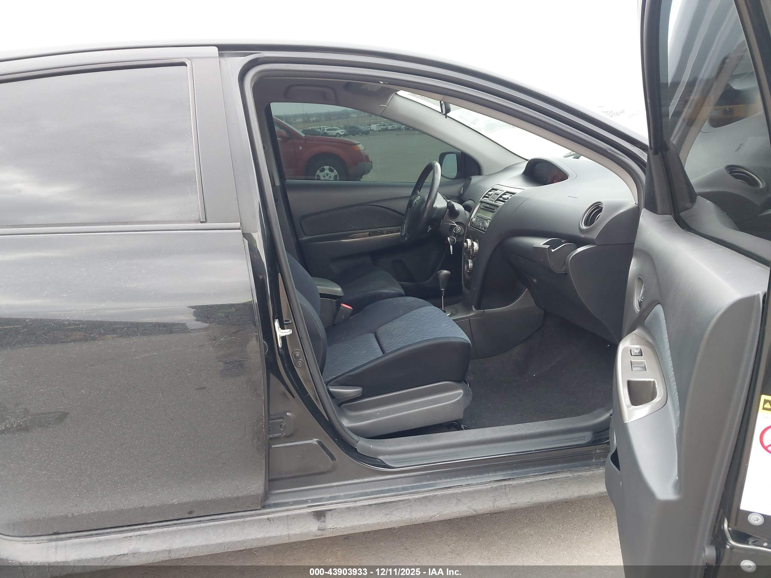TOYOTA YARIS image 5