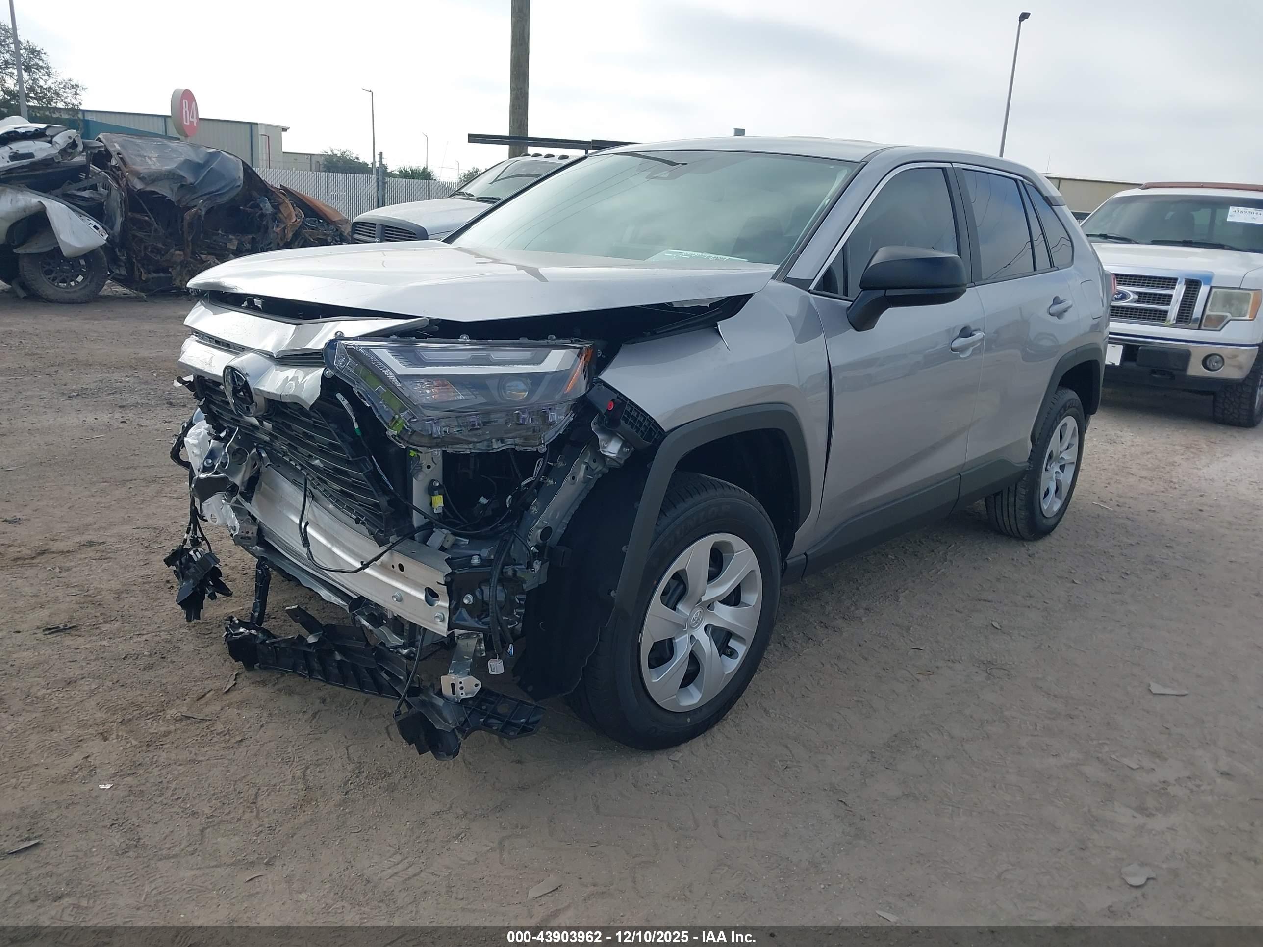 TOYOTA RAV4 image 2