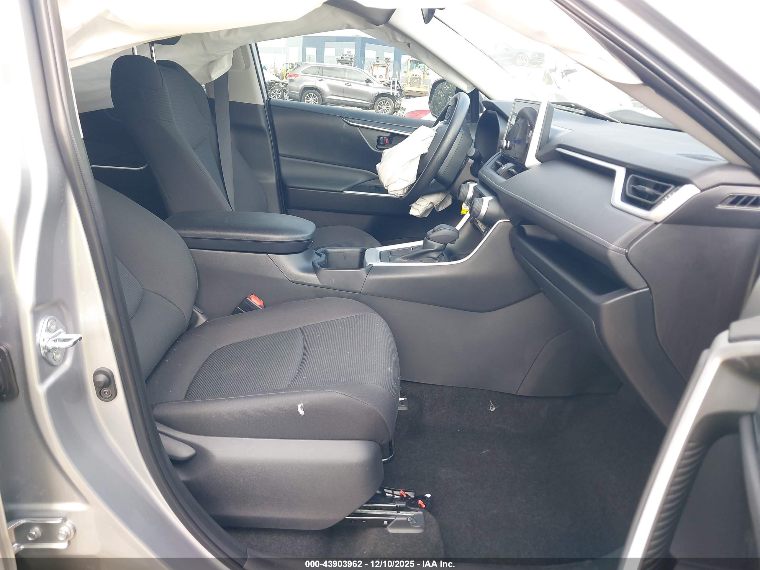 TOYOTA RAV4 image 5