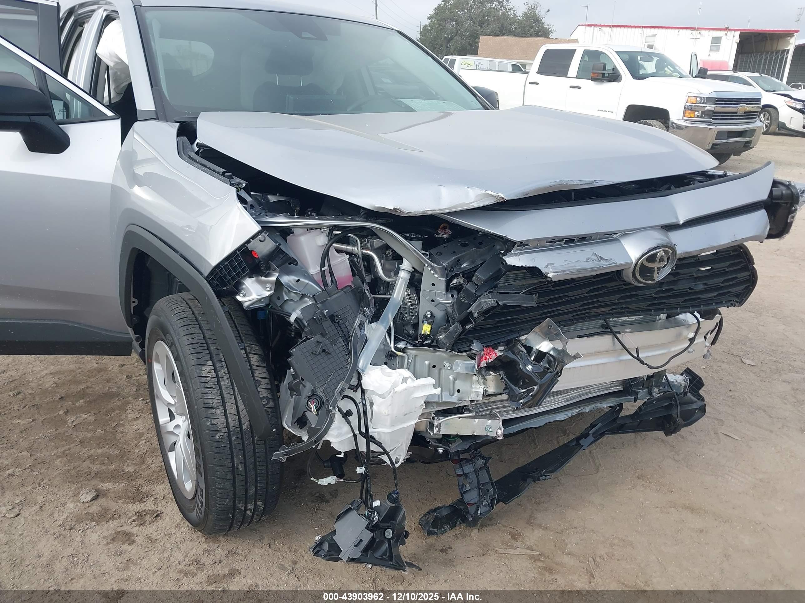 TOYOTA RAV4 image 6