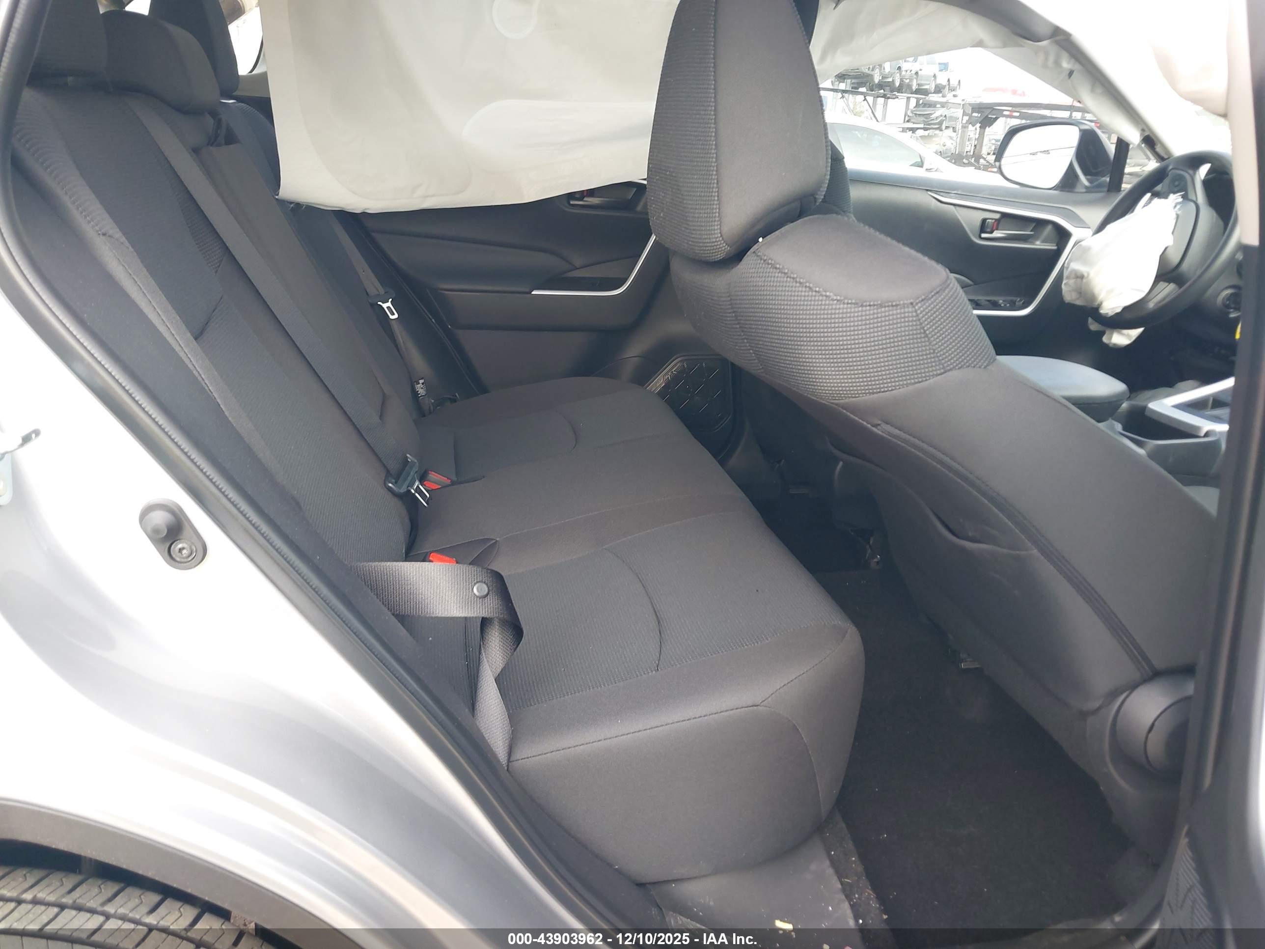 TOYOTA RAV4 image 8