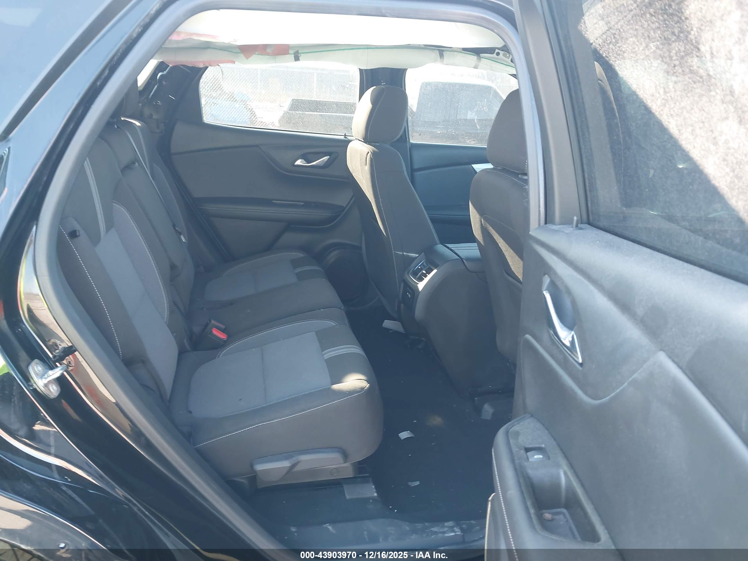 CHEVROLET BLAZER image 8