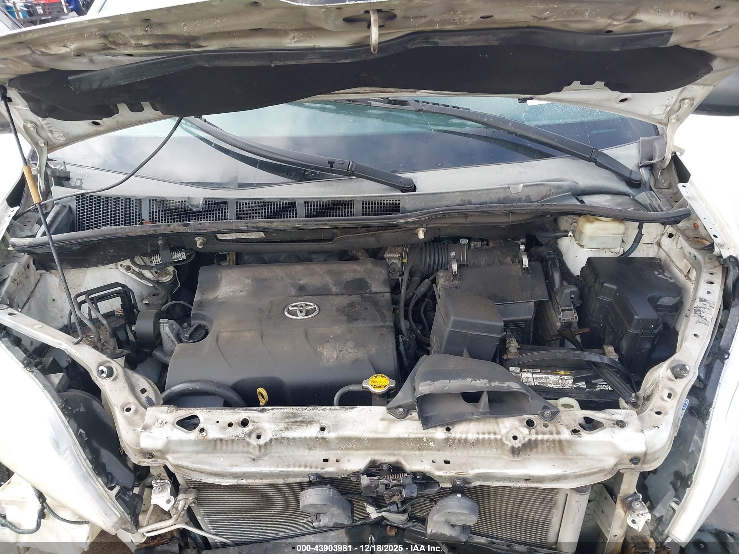 TOYOTA SIENNA image 10