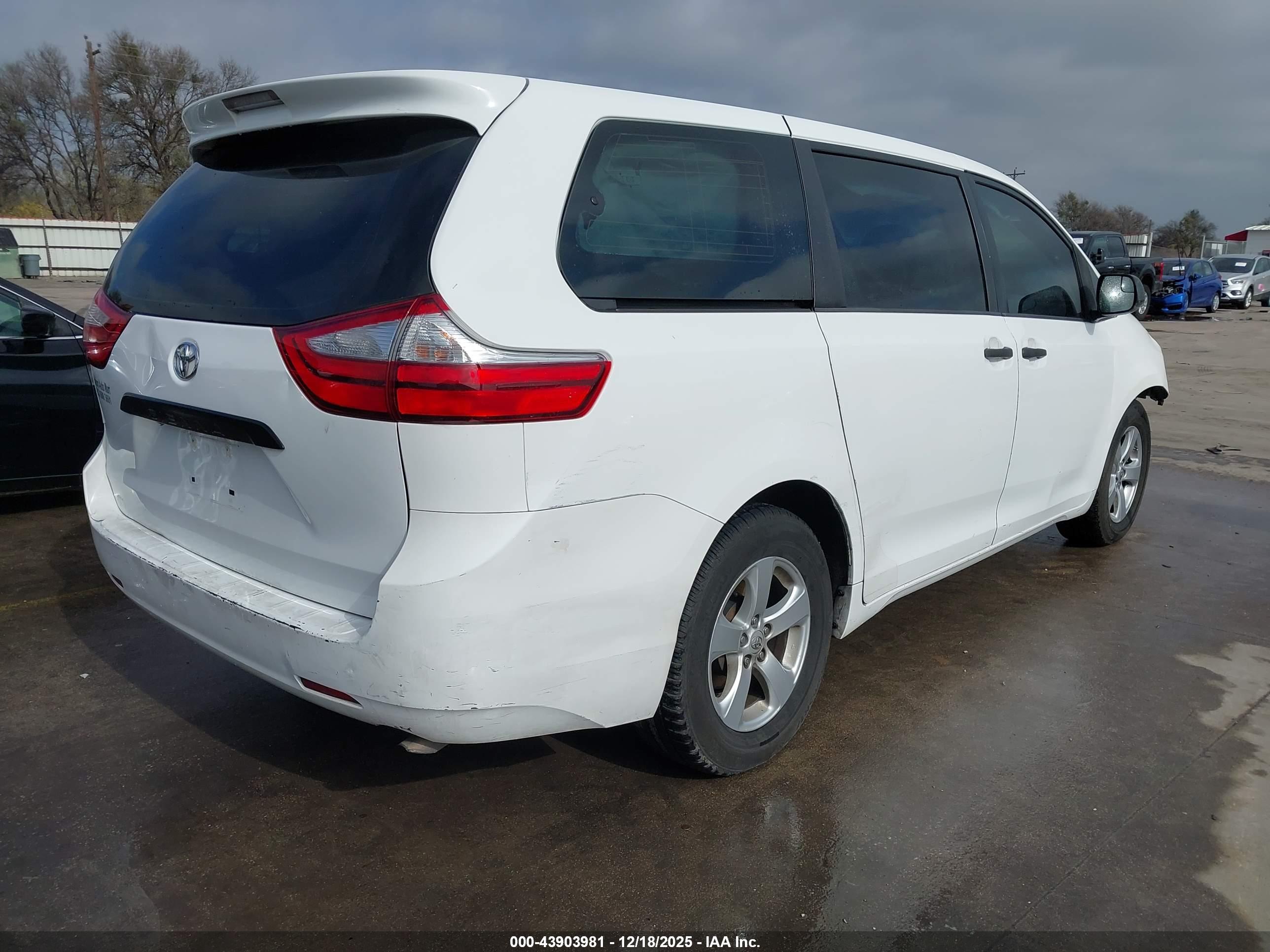 TOYOTA SIENNA image 4