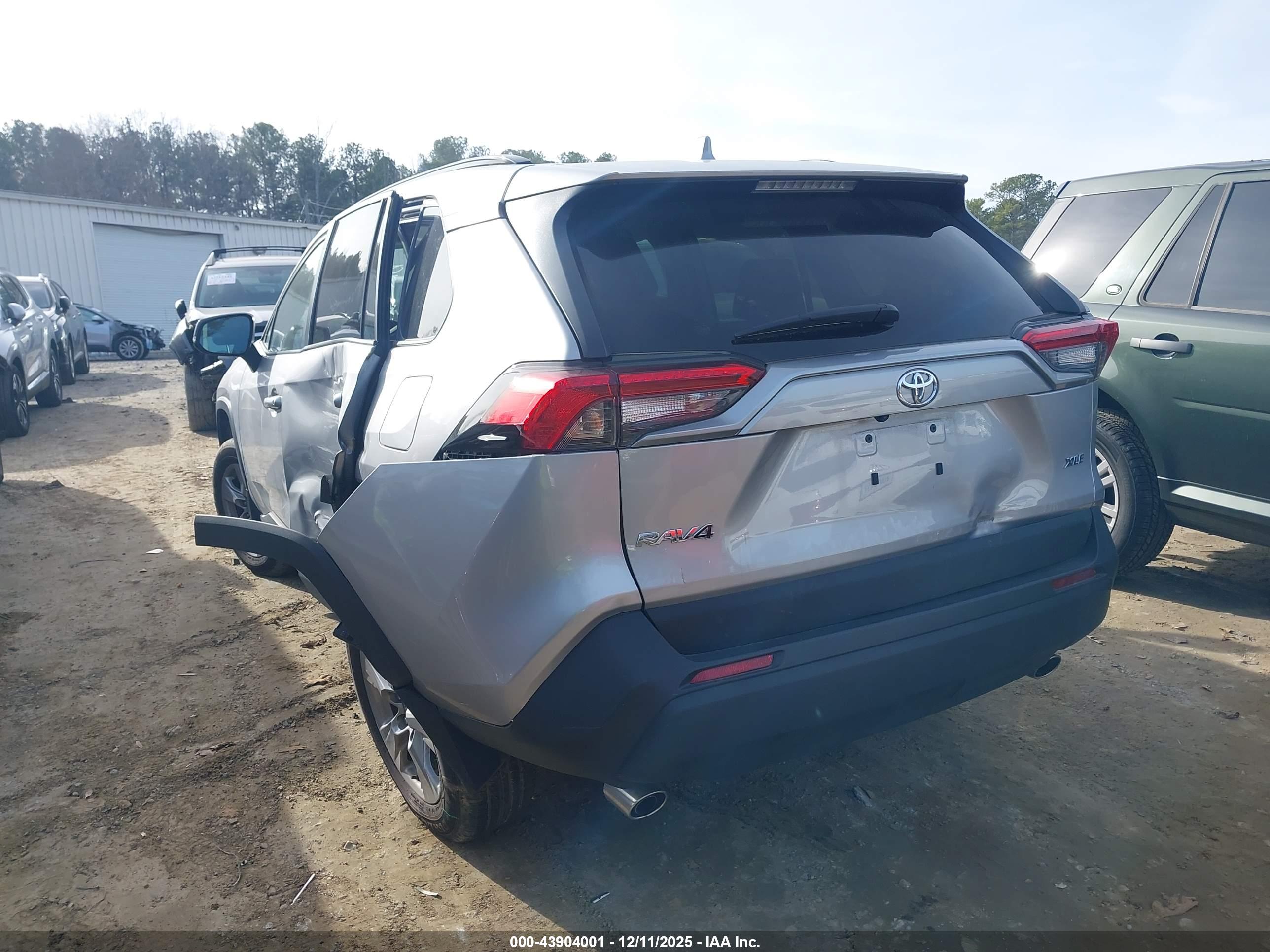TOYOTA RAV4 image 3