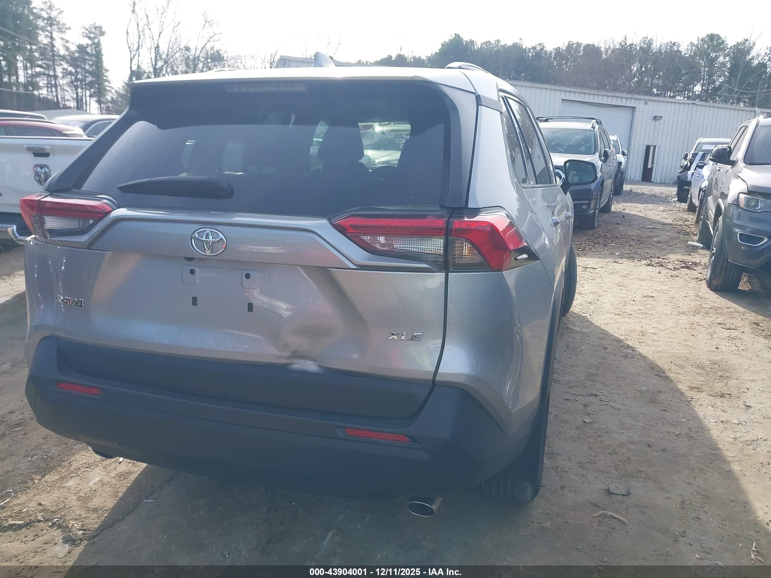 TOYOTA RAV4 image 4