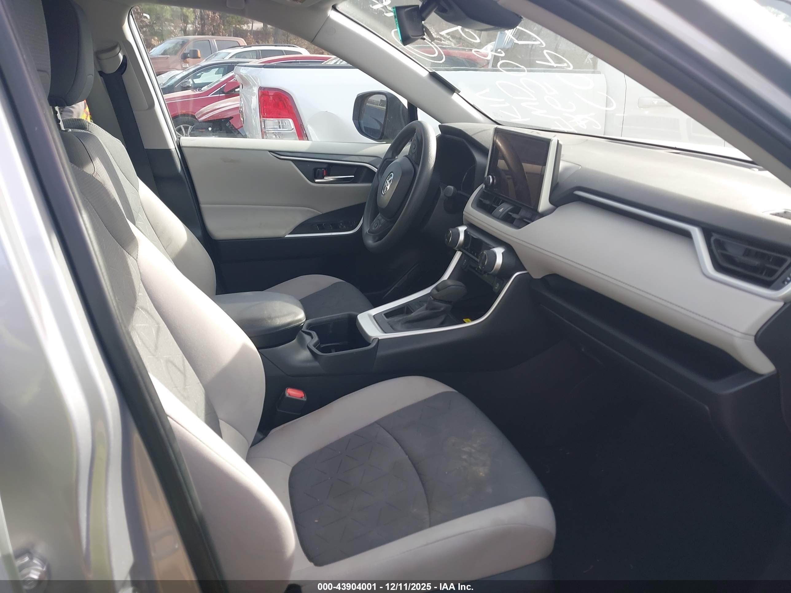 TOYOTA RAV4 image 5