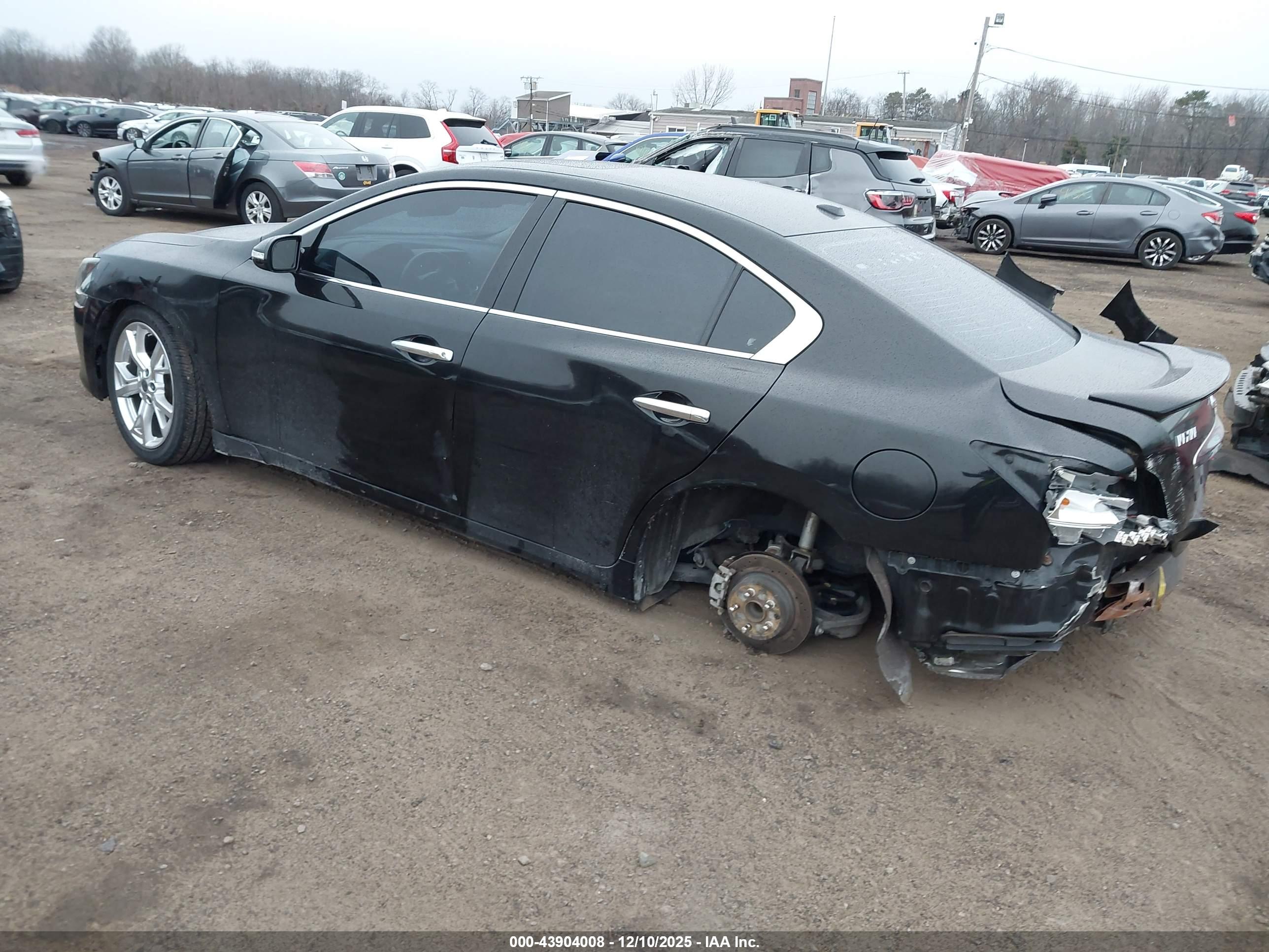NISSAN MAXIMA image 3