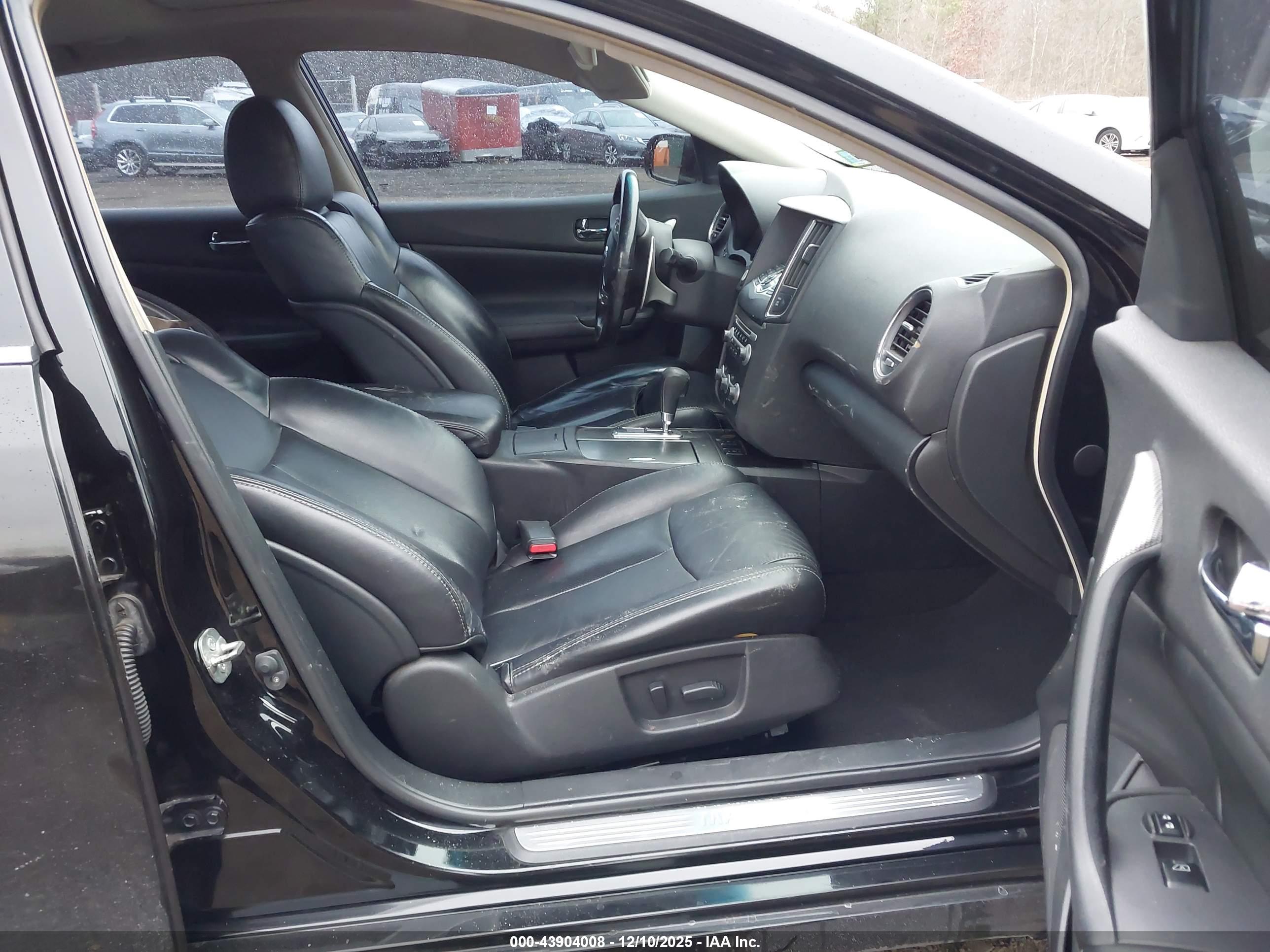 NISSAN MAXIMA image 5