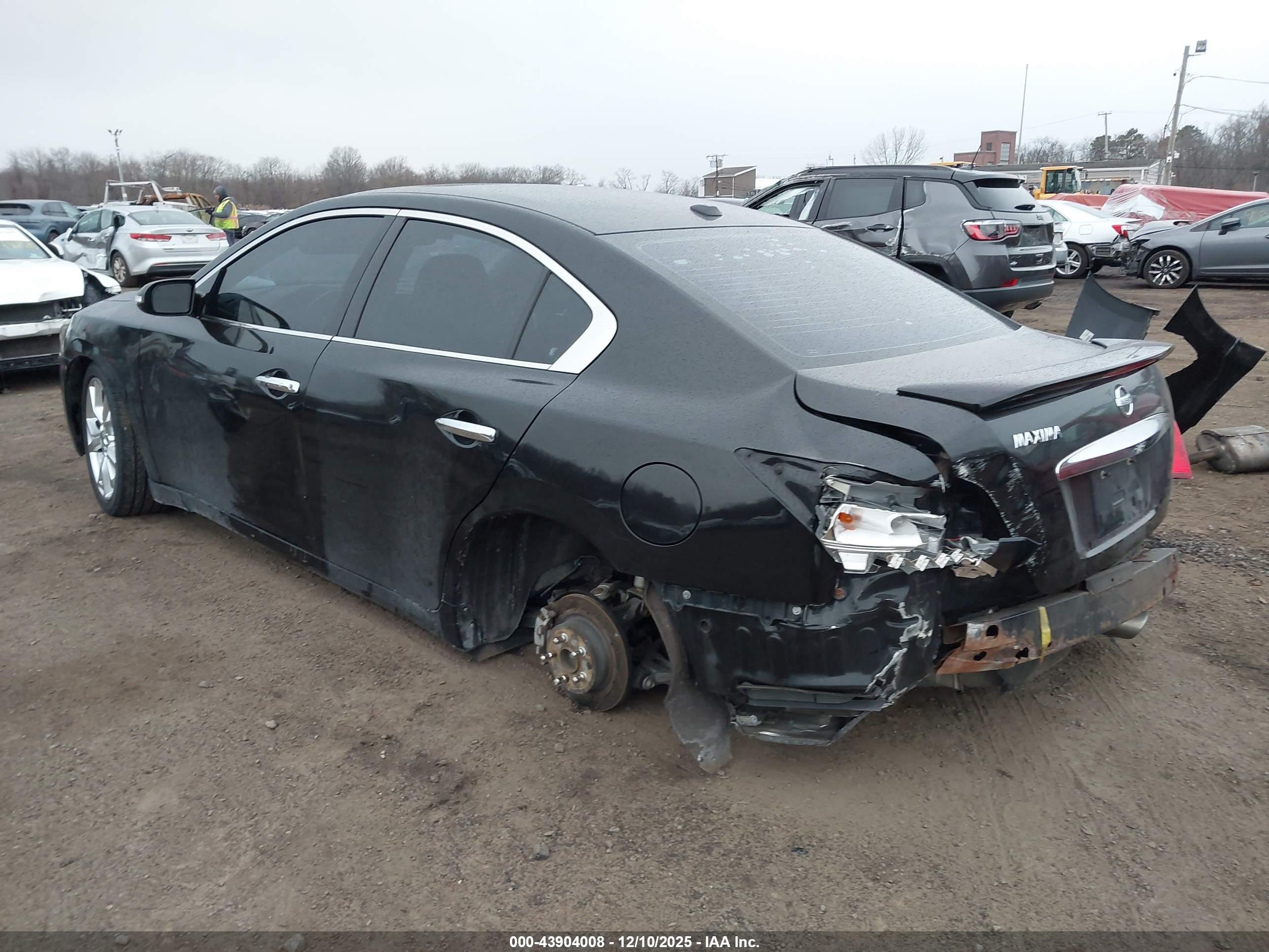 NISSAN MAXIMA image 6