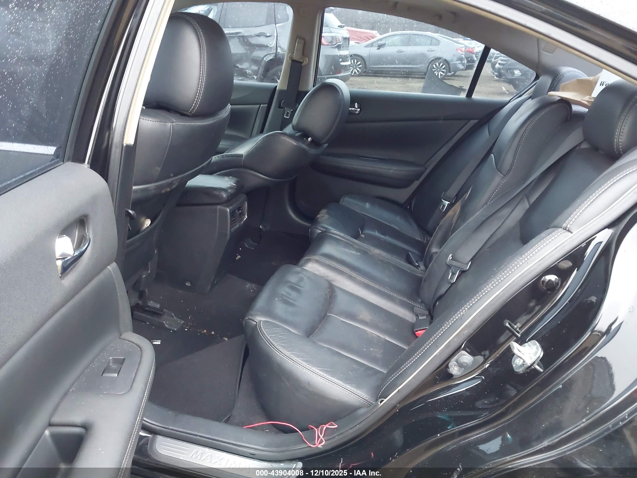 NISSAN MAXIMA image 8