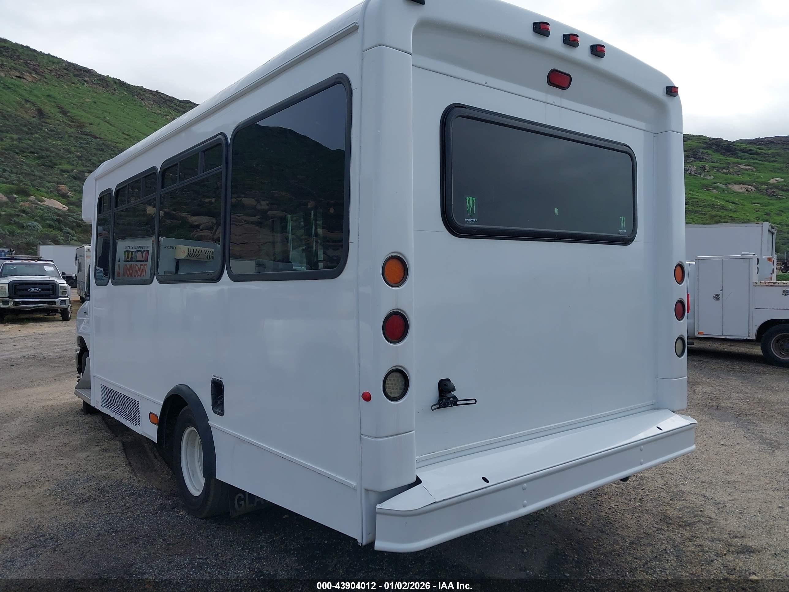 FORD BUS image 3