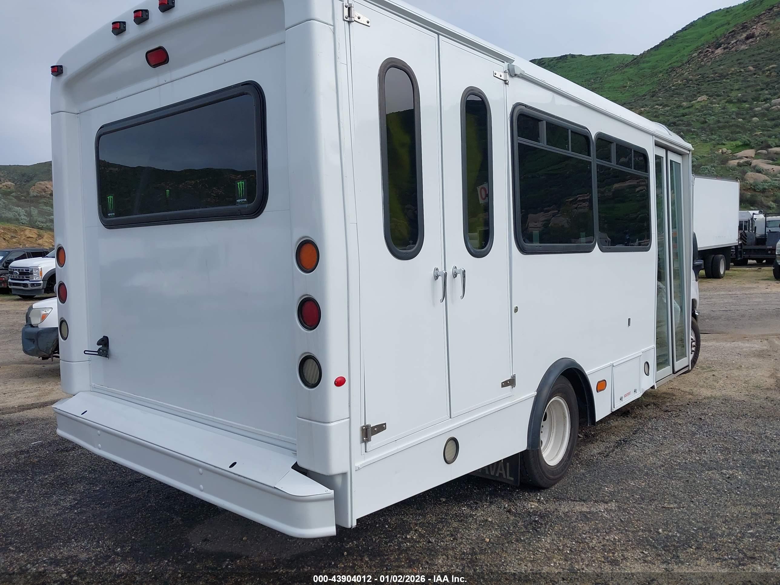 FORD BUS image 4