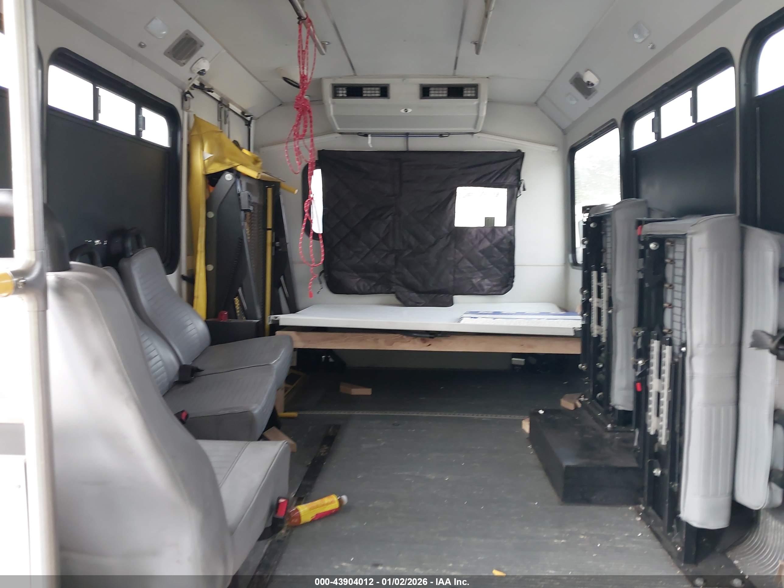 FORD BUS image 8