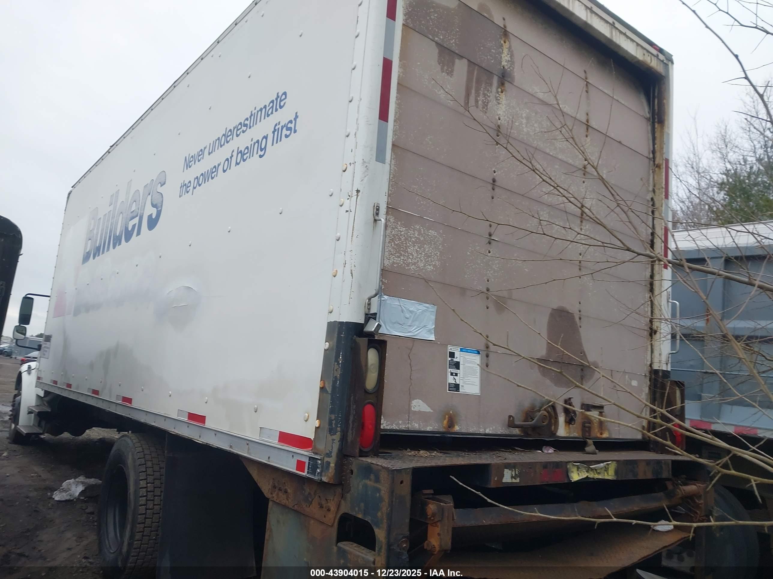 FREIGHTLINER M2 image 3