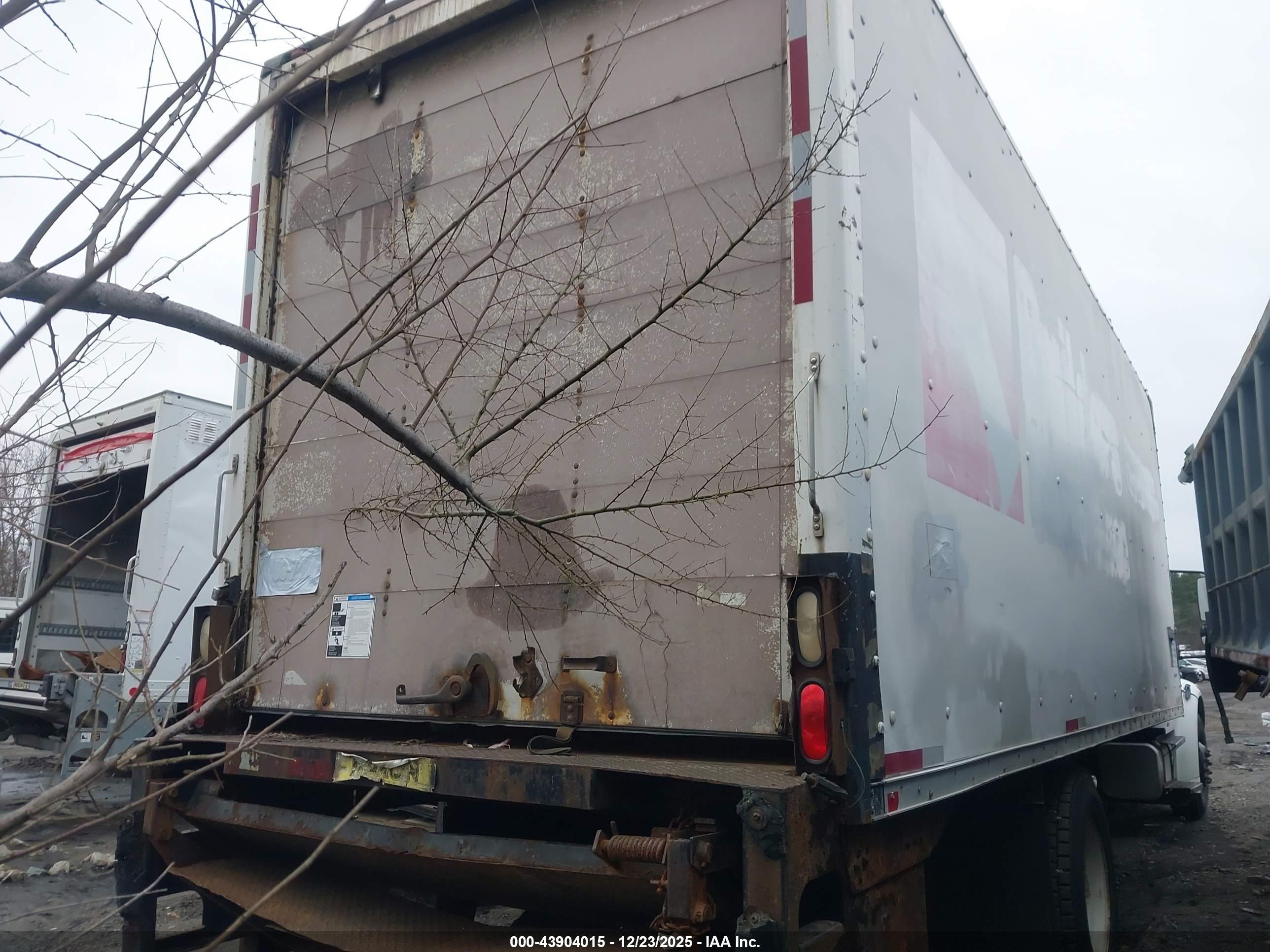 FREIGHTLINER M2 image 4