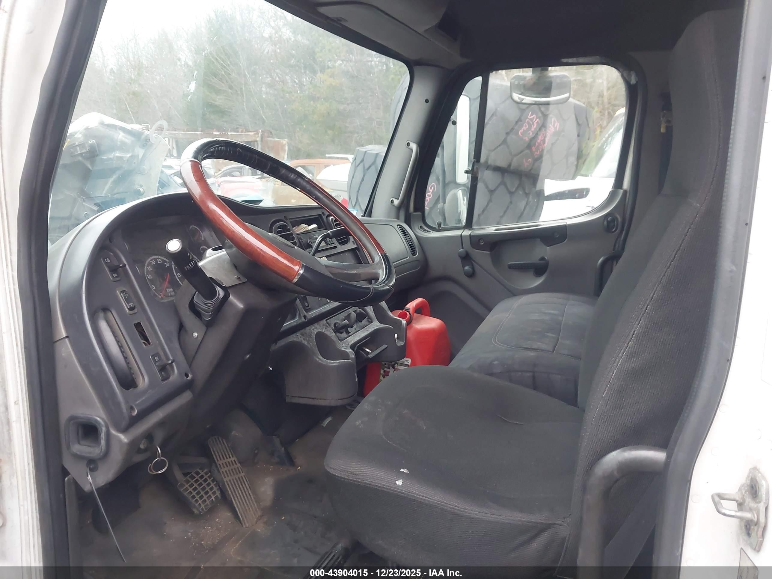 FREIGHTLINER M2 image 7