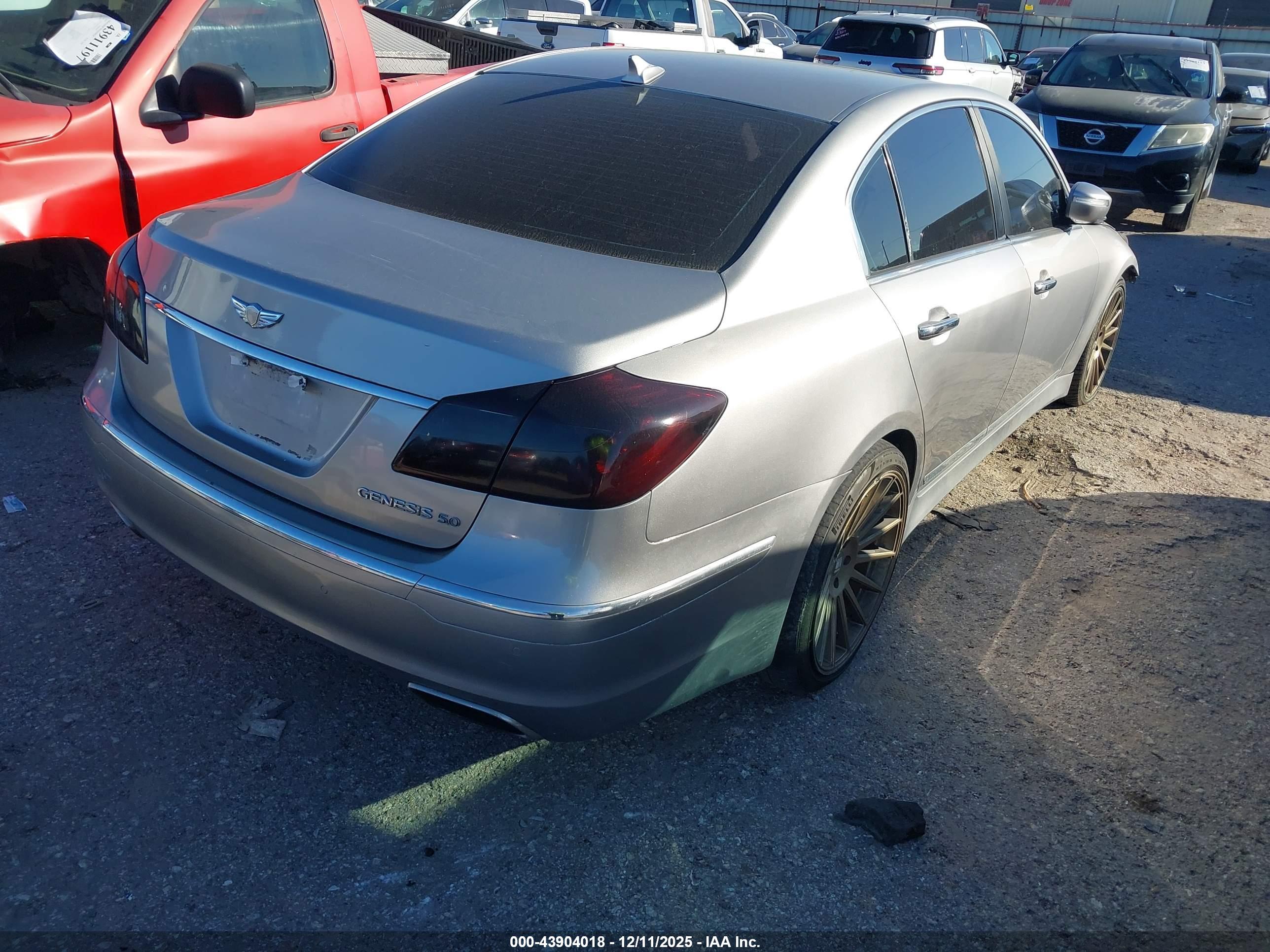 HYUNDAI GENESIS image 4