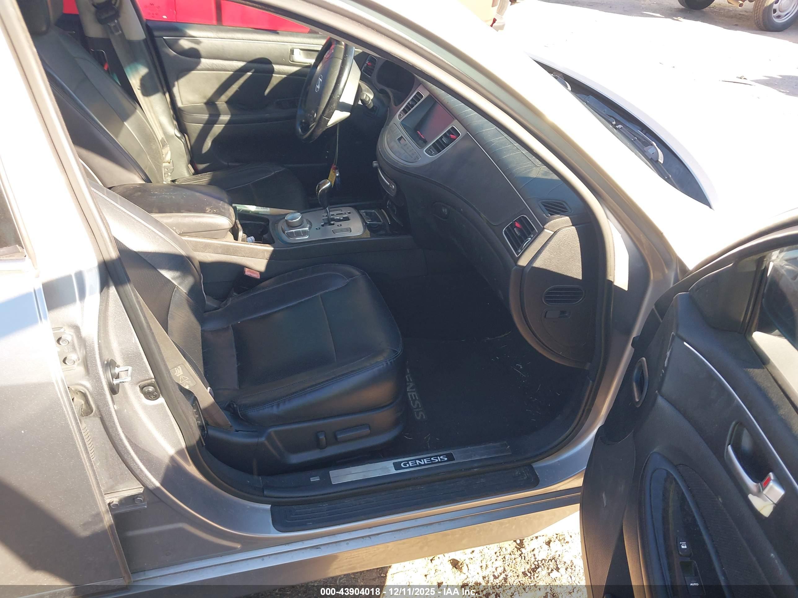 HYUNDAI GENESIS image 5