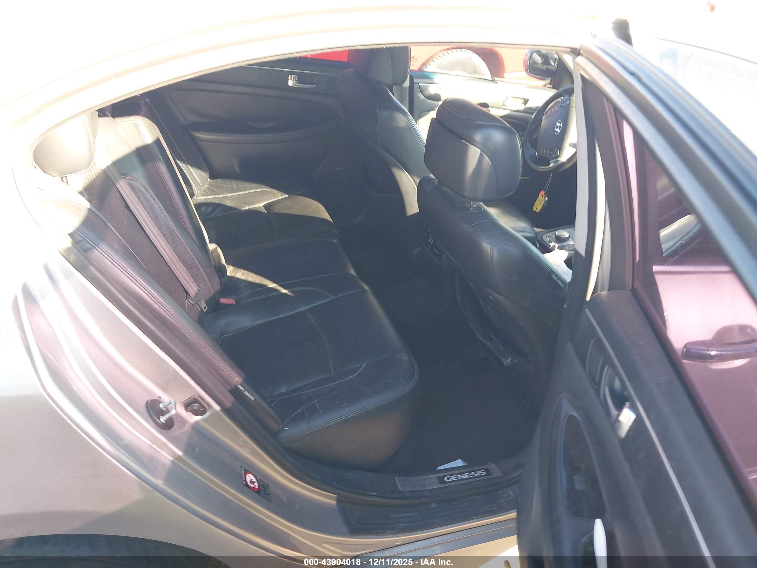 HYUNDAI GENESIS image 8