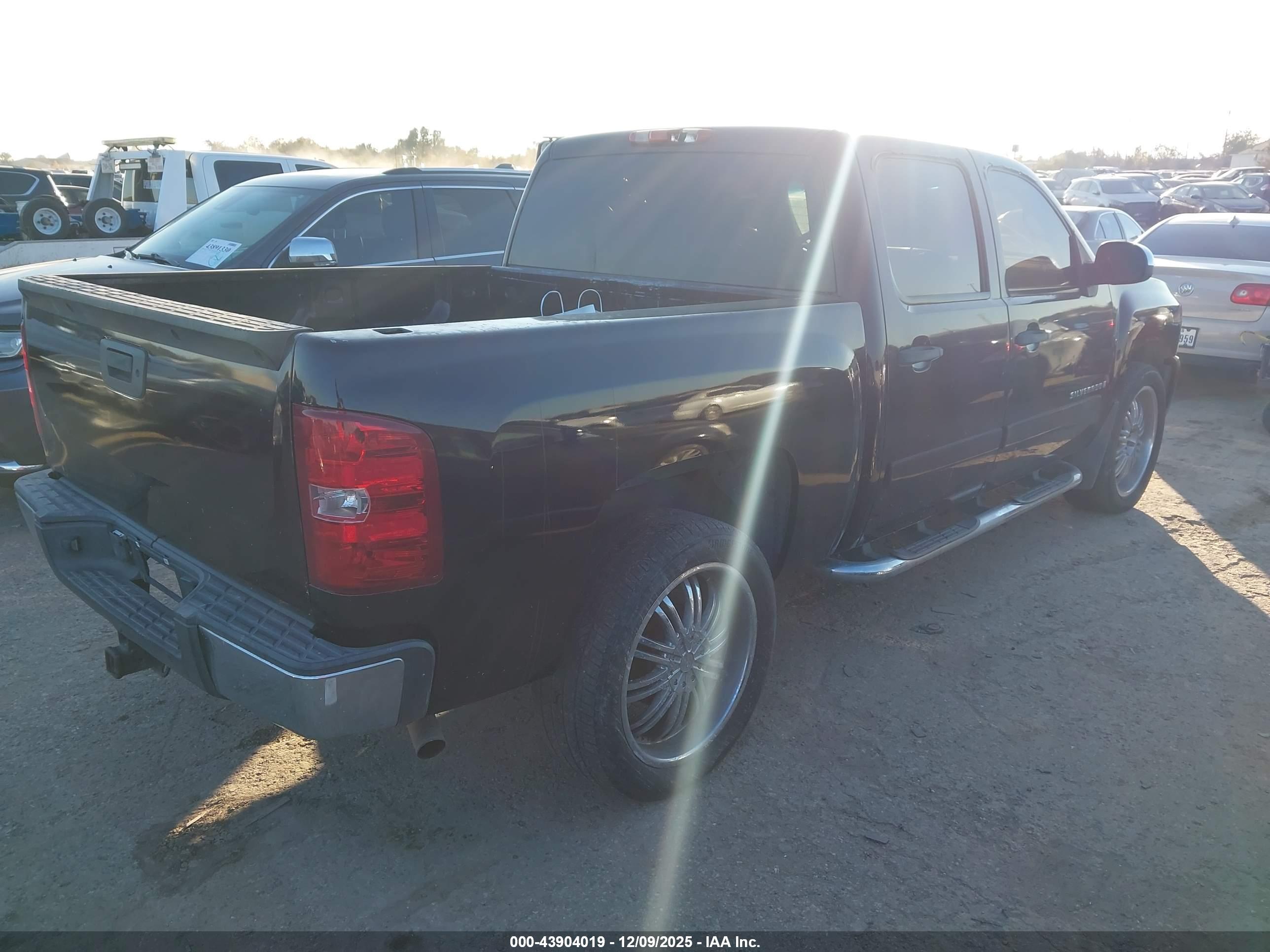 CHEVROLET SILVERADO image 4