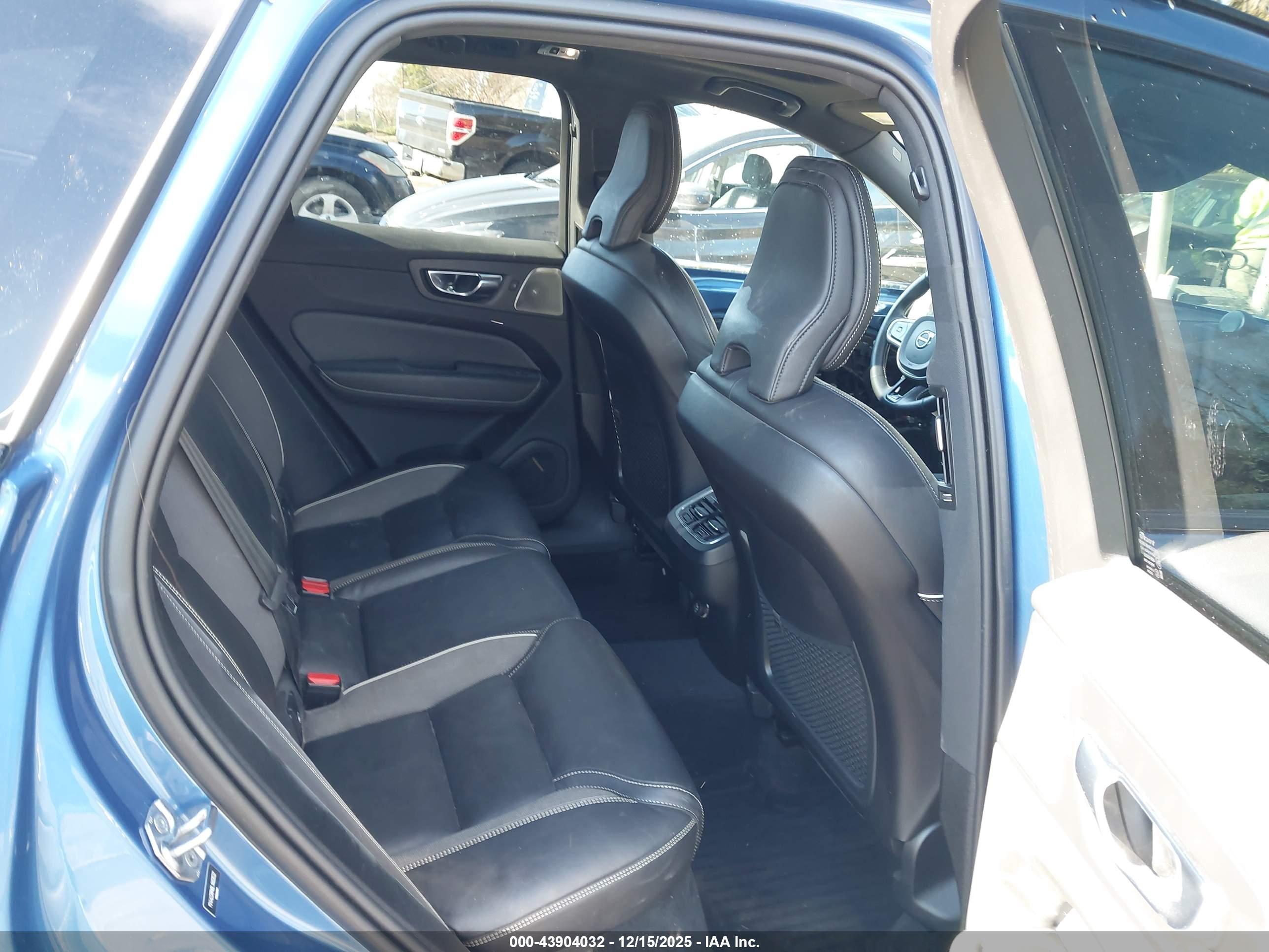 VOLVO XC60 image 8