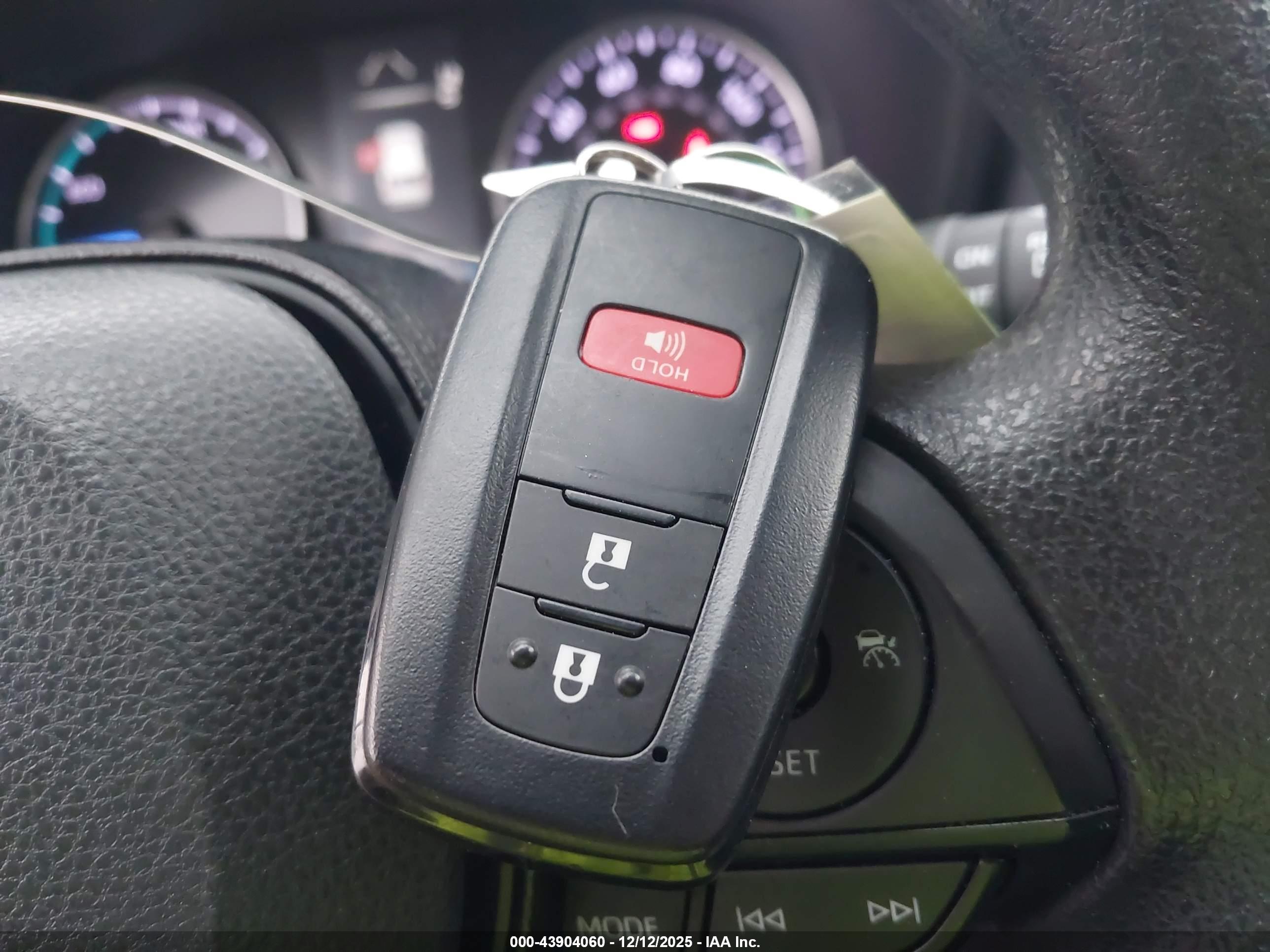 TOYOTA RAV4 image 11