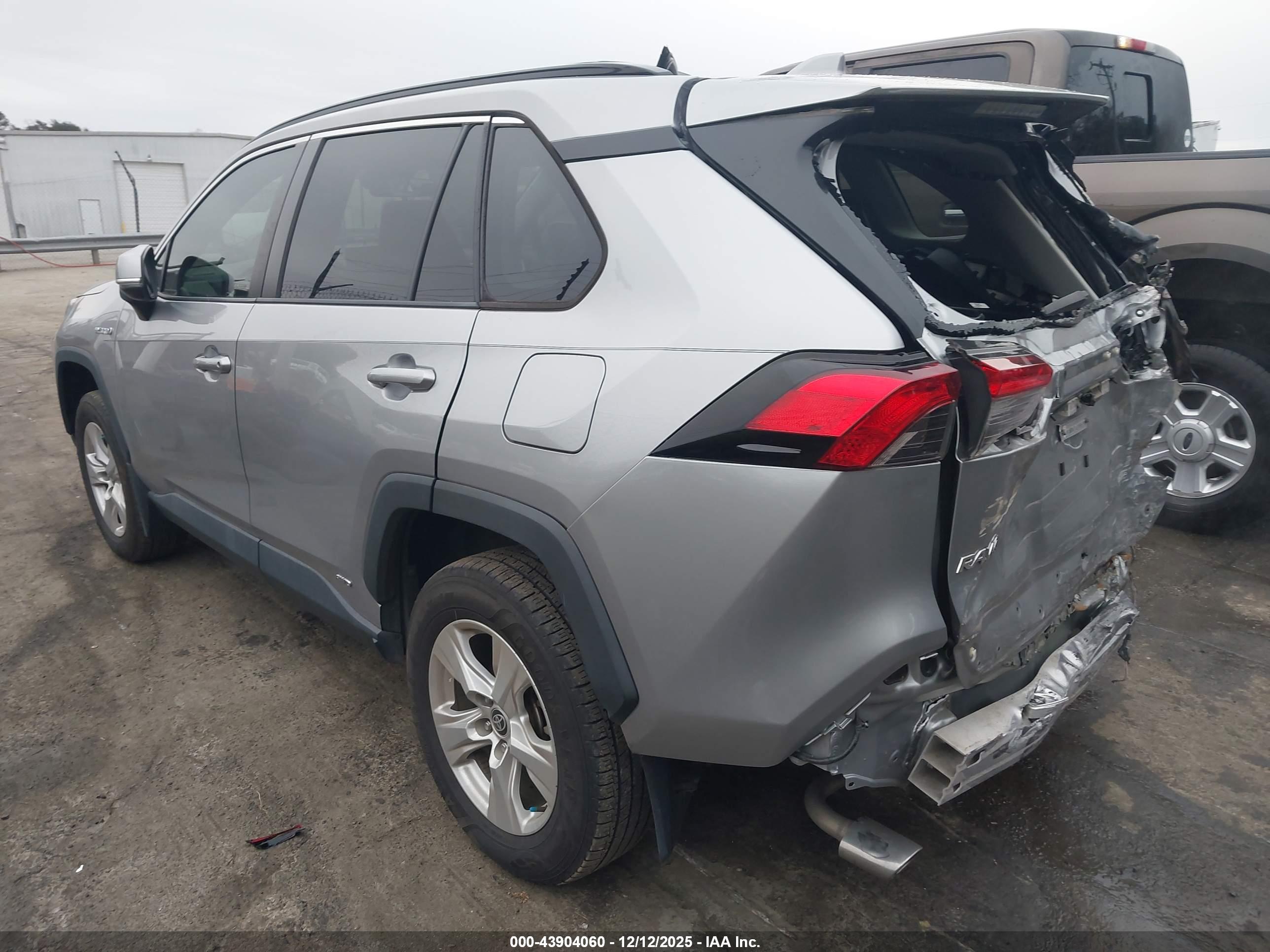 TOYOTA RAV4 image 3