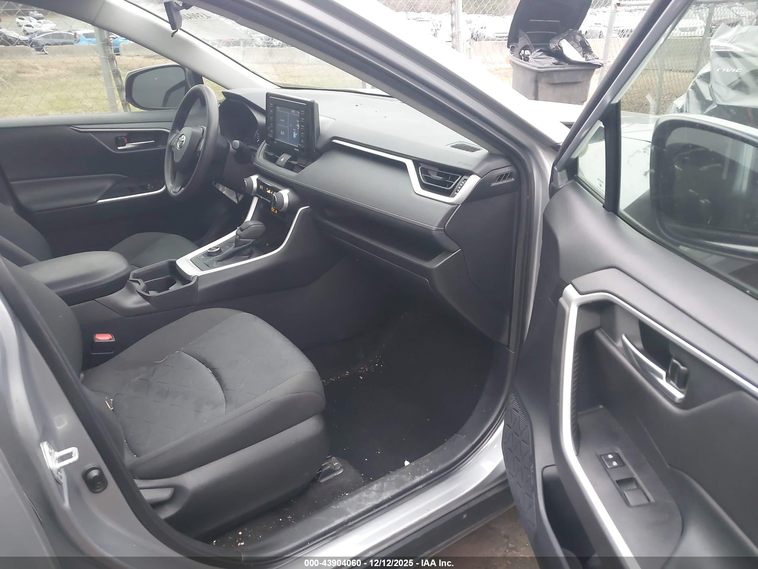 TOYOTA RAV4 image 5