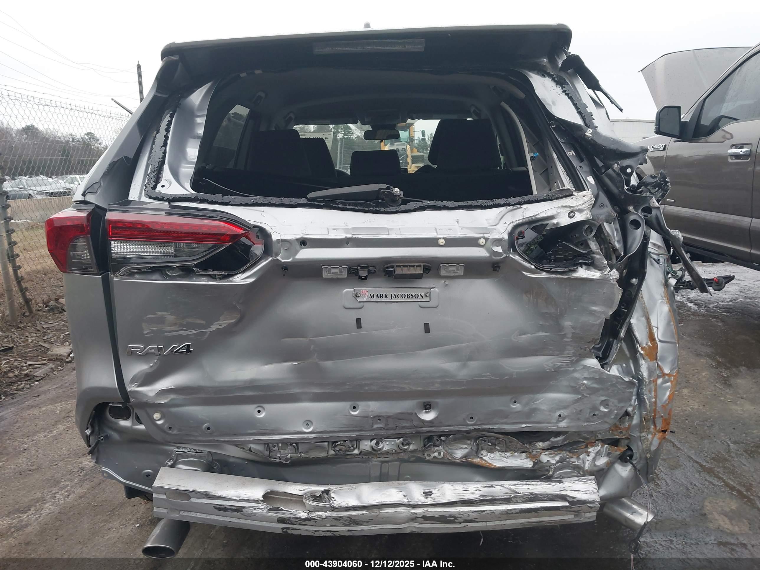 TOYOTA RAV4 image 6