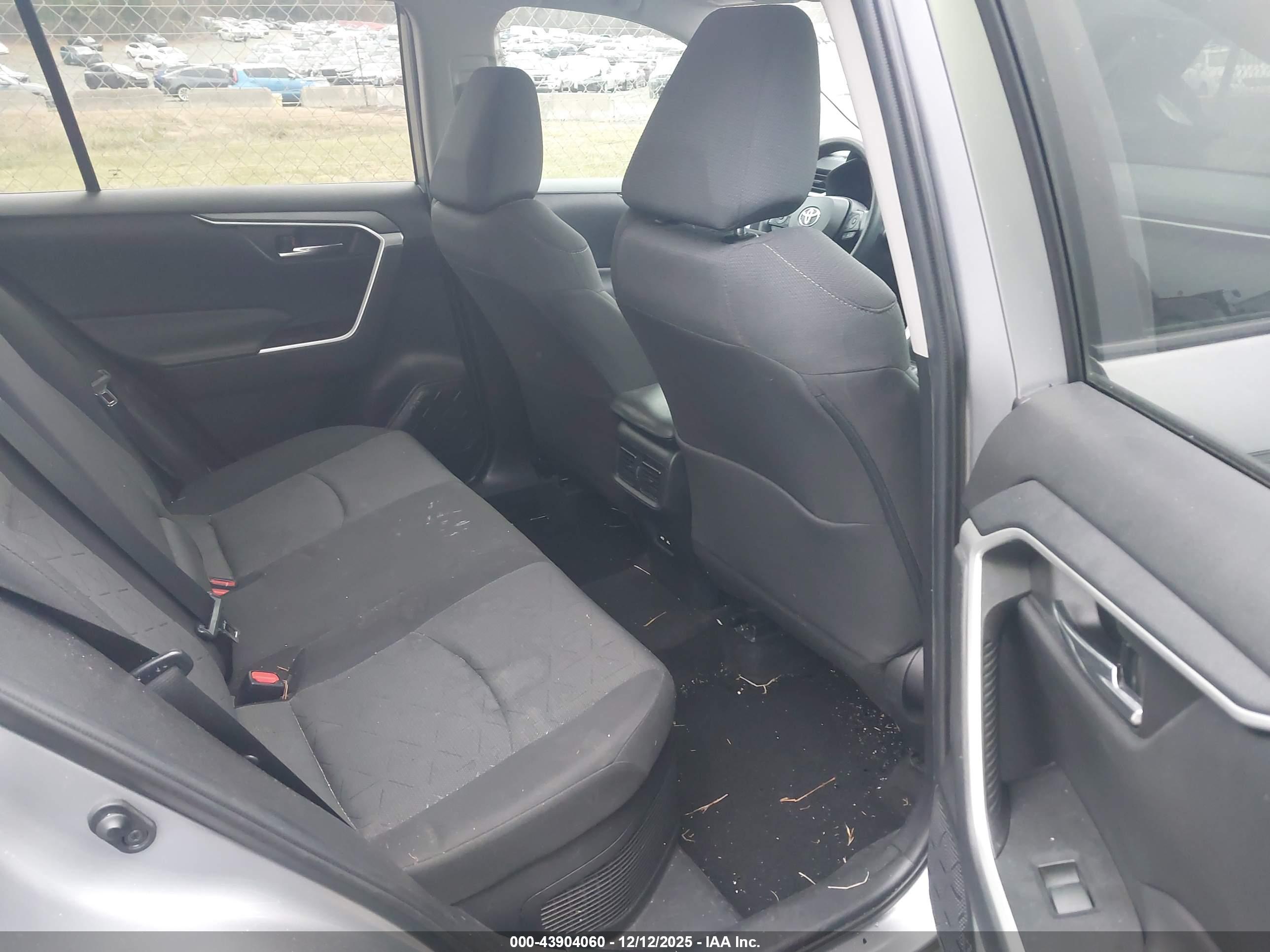 TOYOTA RAV4 image 8