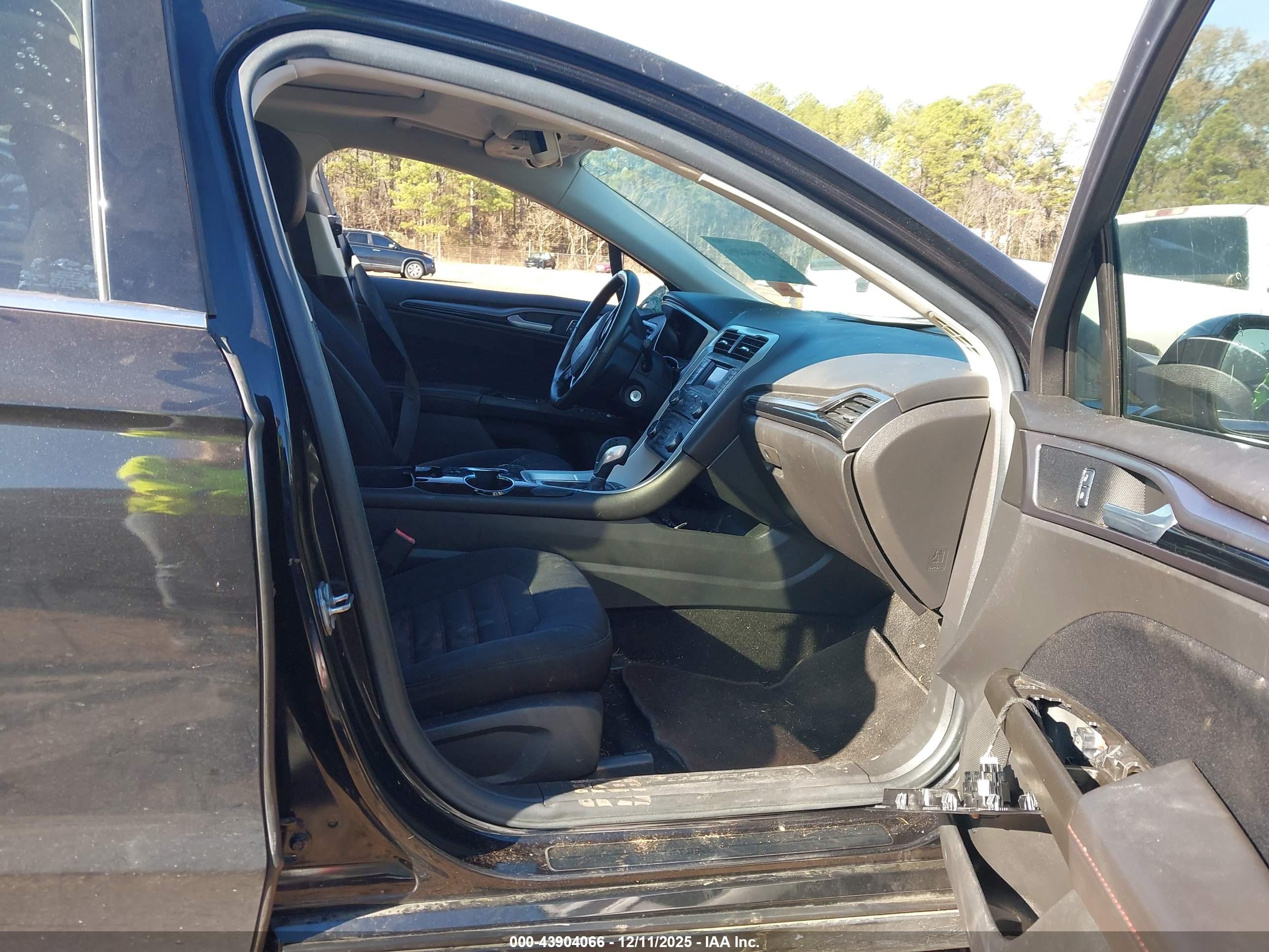 FORD FUSION image 5