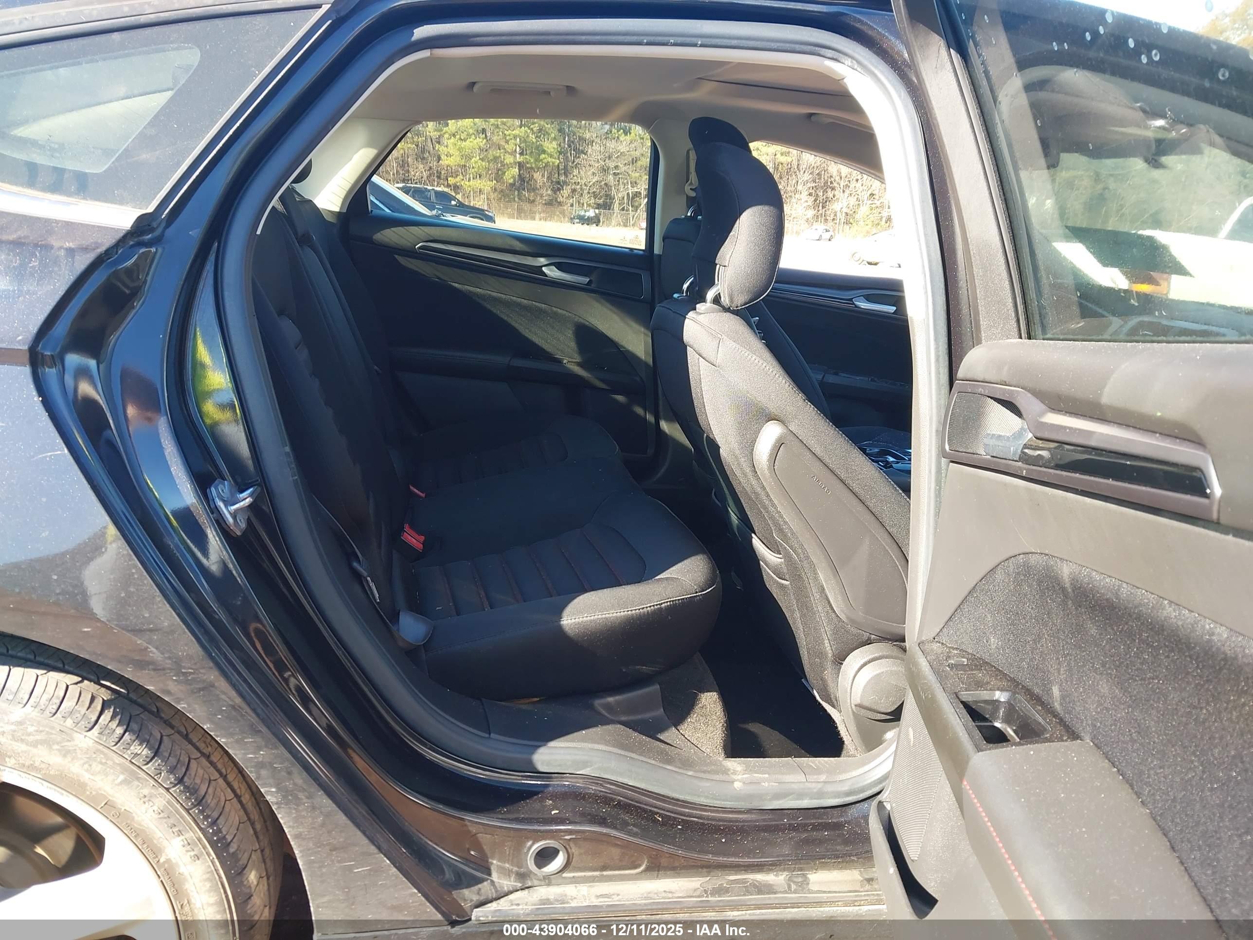 FORD FUSION image 8