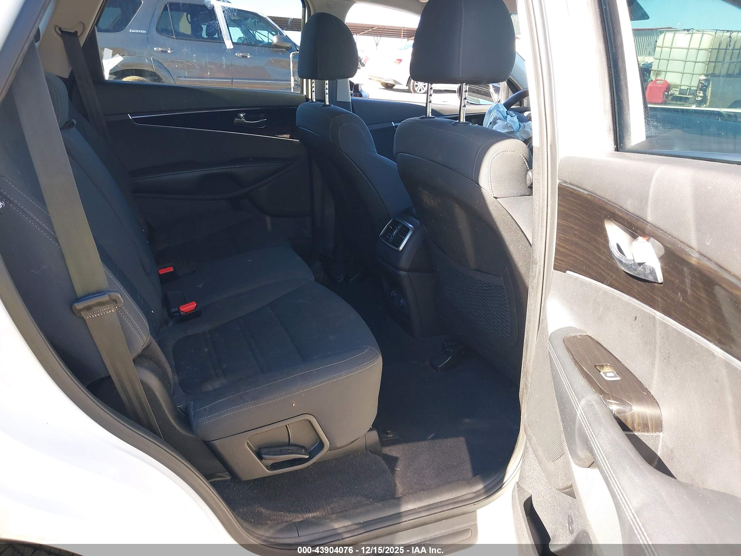 KIA SORENTO image 8