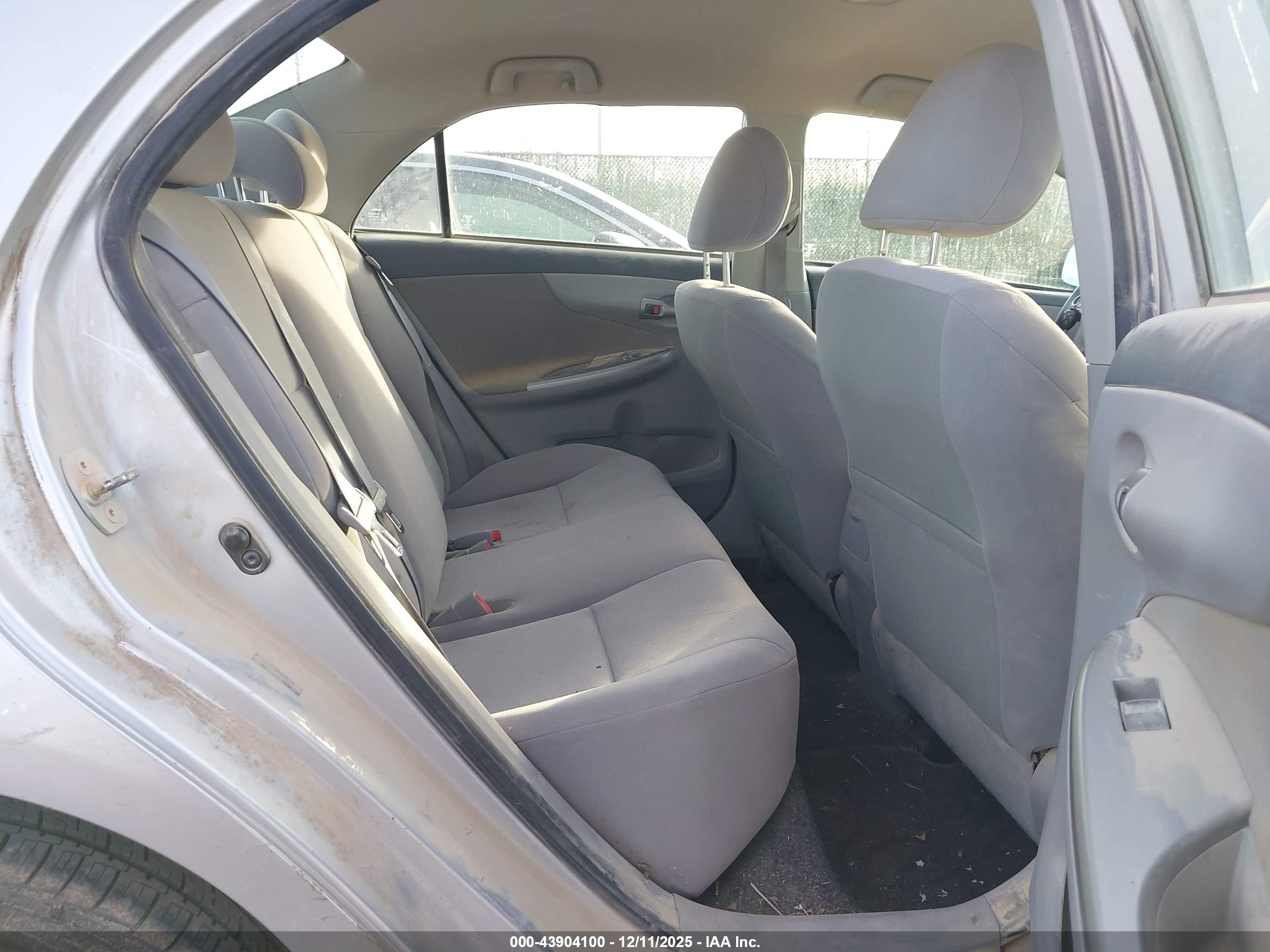 TOYOTA COROLLA image 8