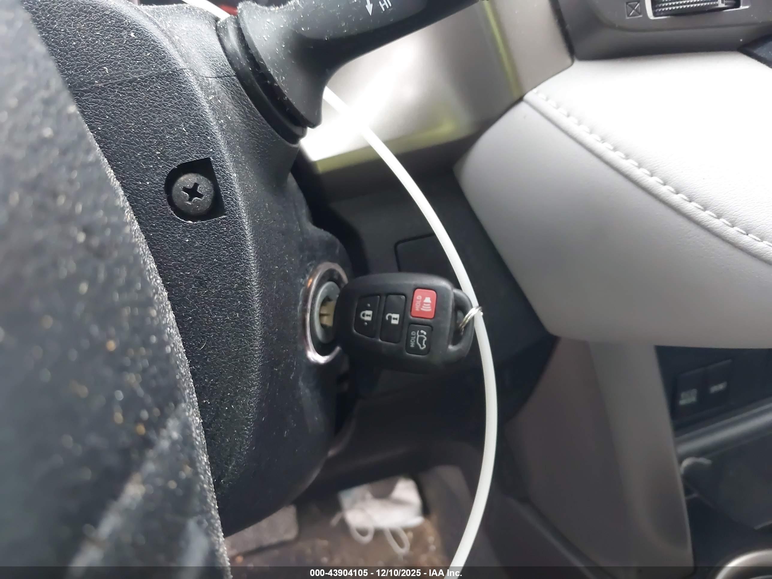 TOYOTA RAV4 image 11