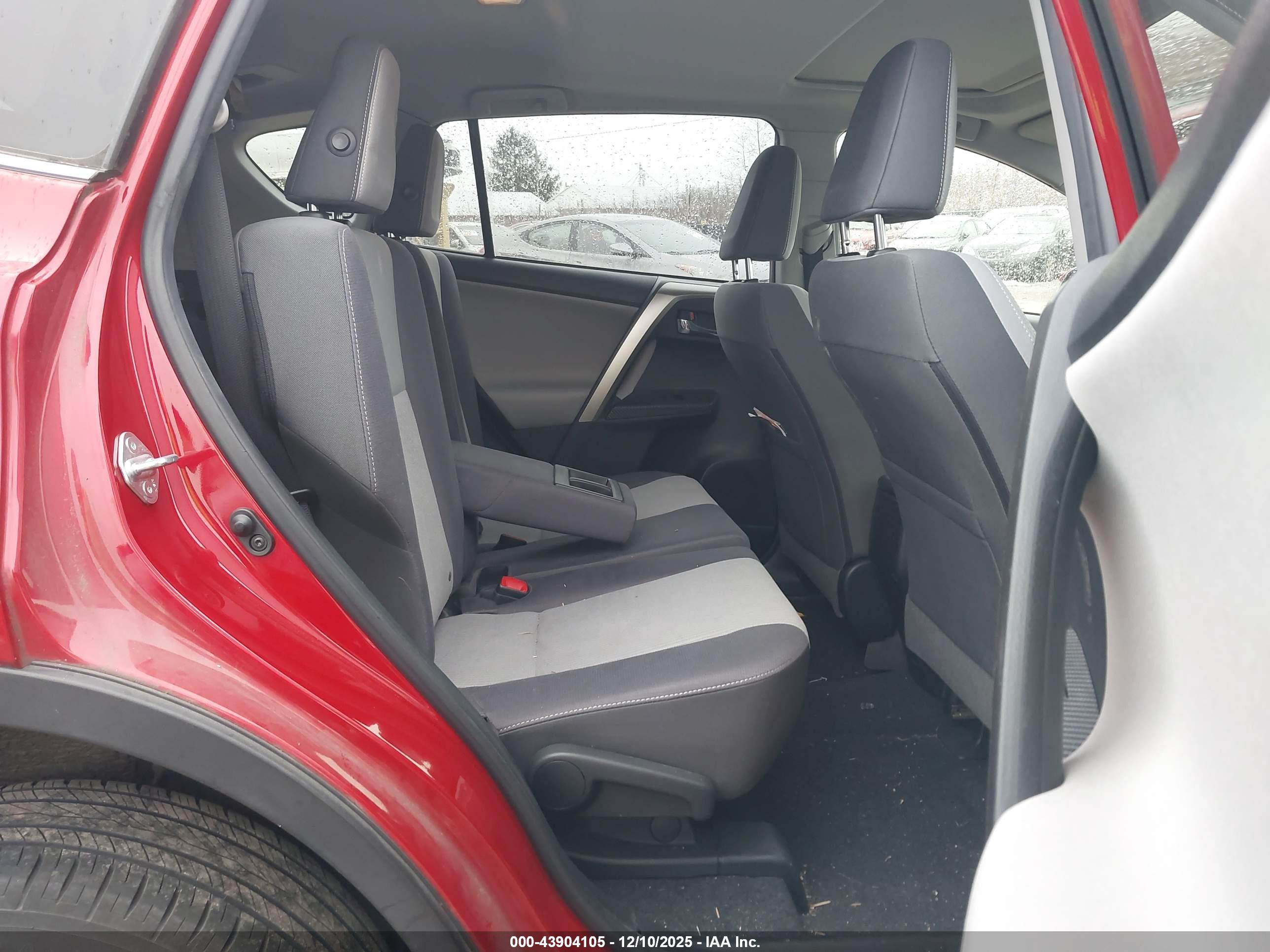 TOYOTA RAV4 image 8