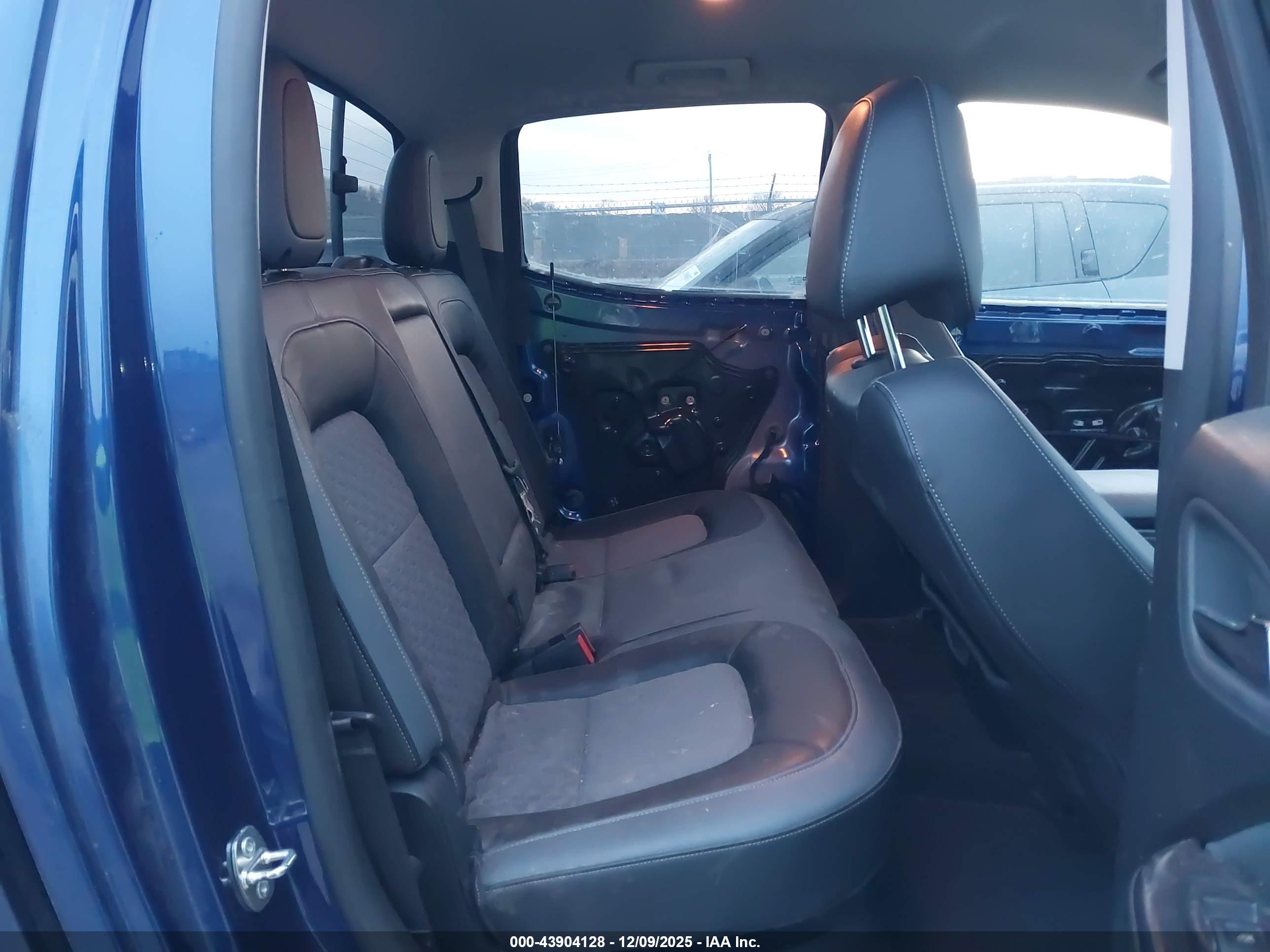 CHEVROLET COLORADO image 8