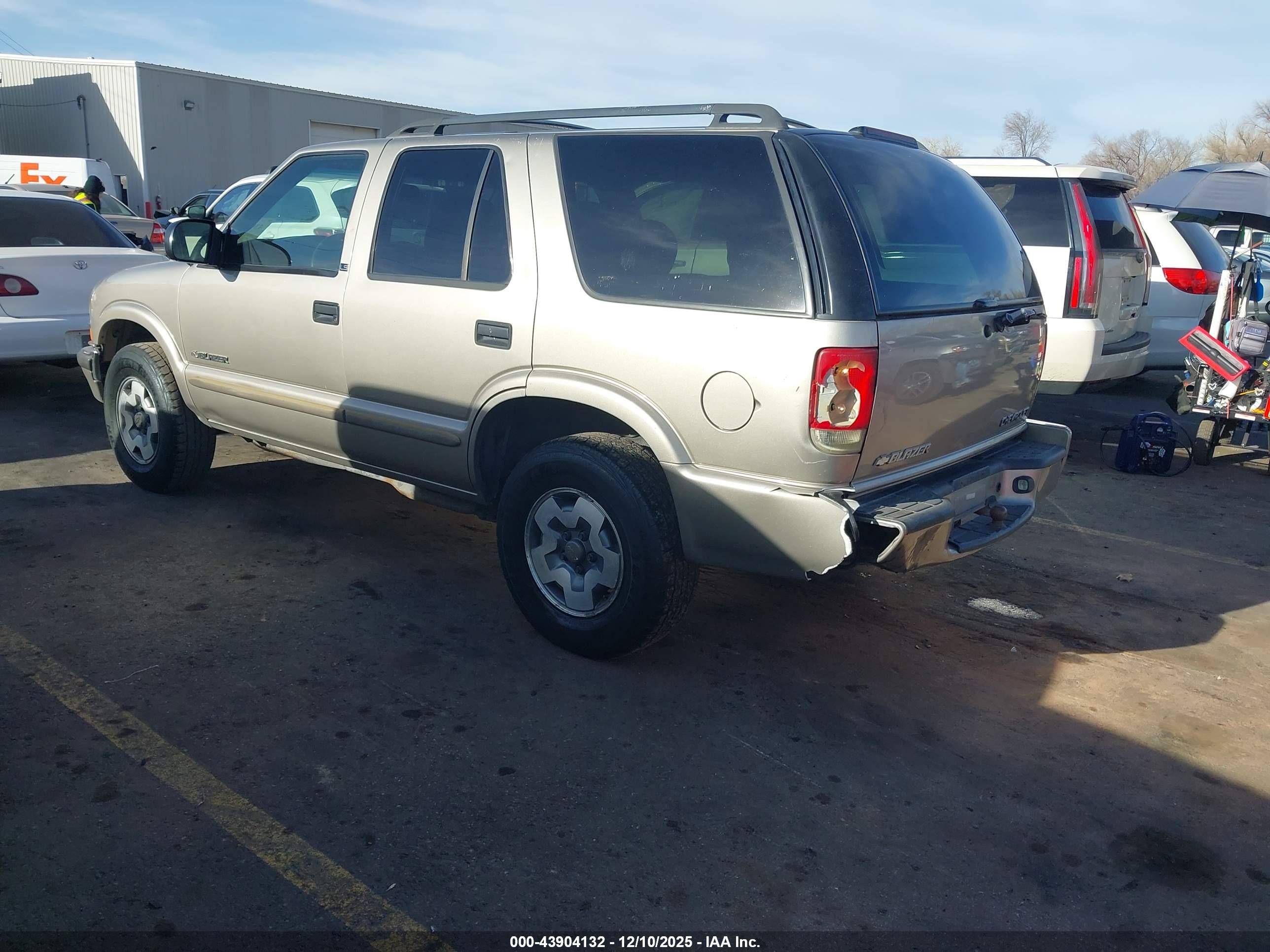 CHEVROLET BLAZER image 3