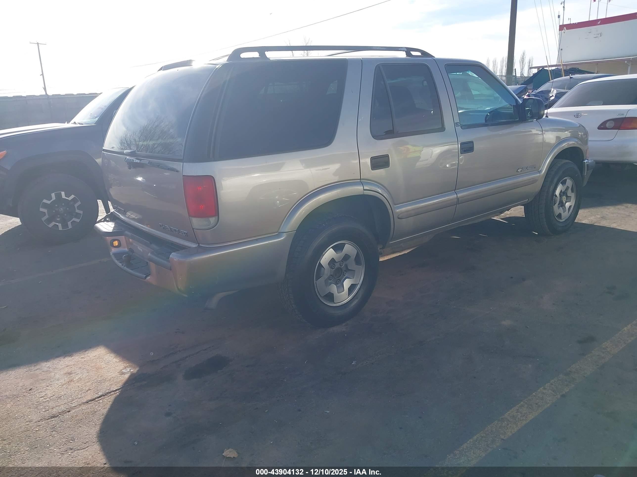 CHEVROLET BLAZER image 4