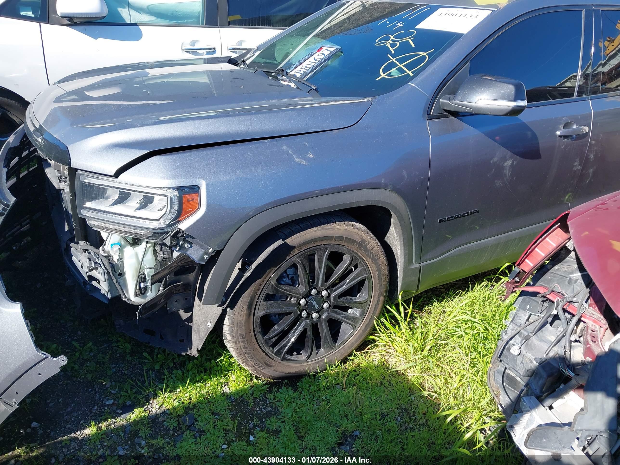 GMC ACADIA image 2