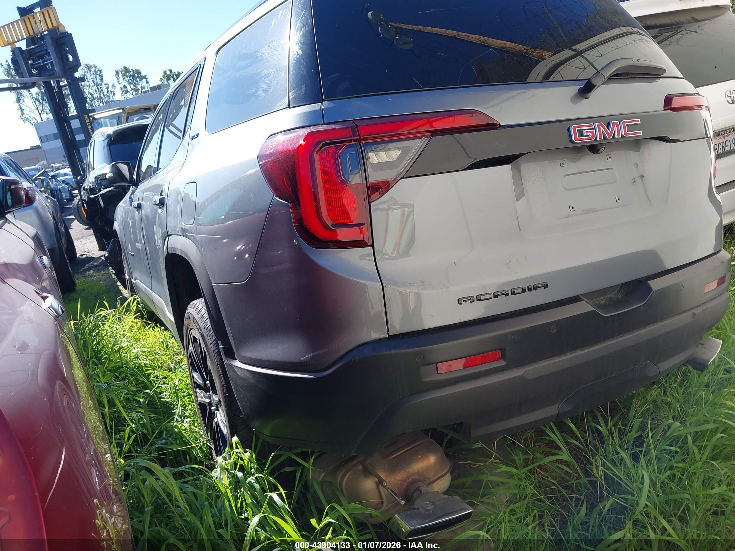 GMC ACADIA image 3