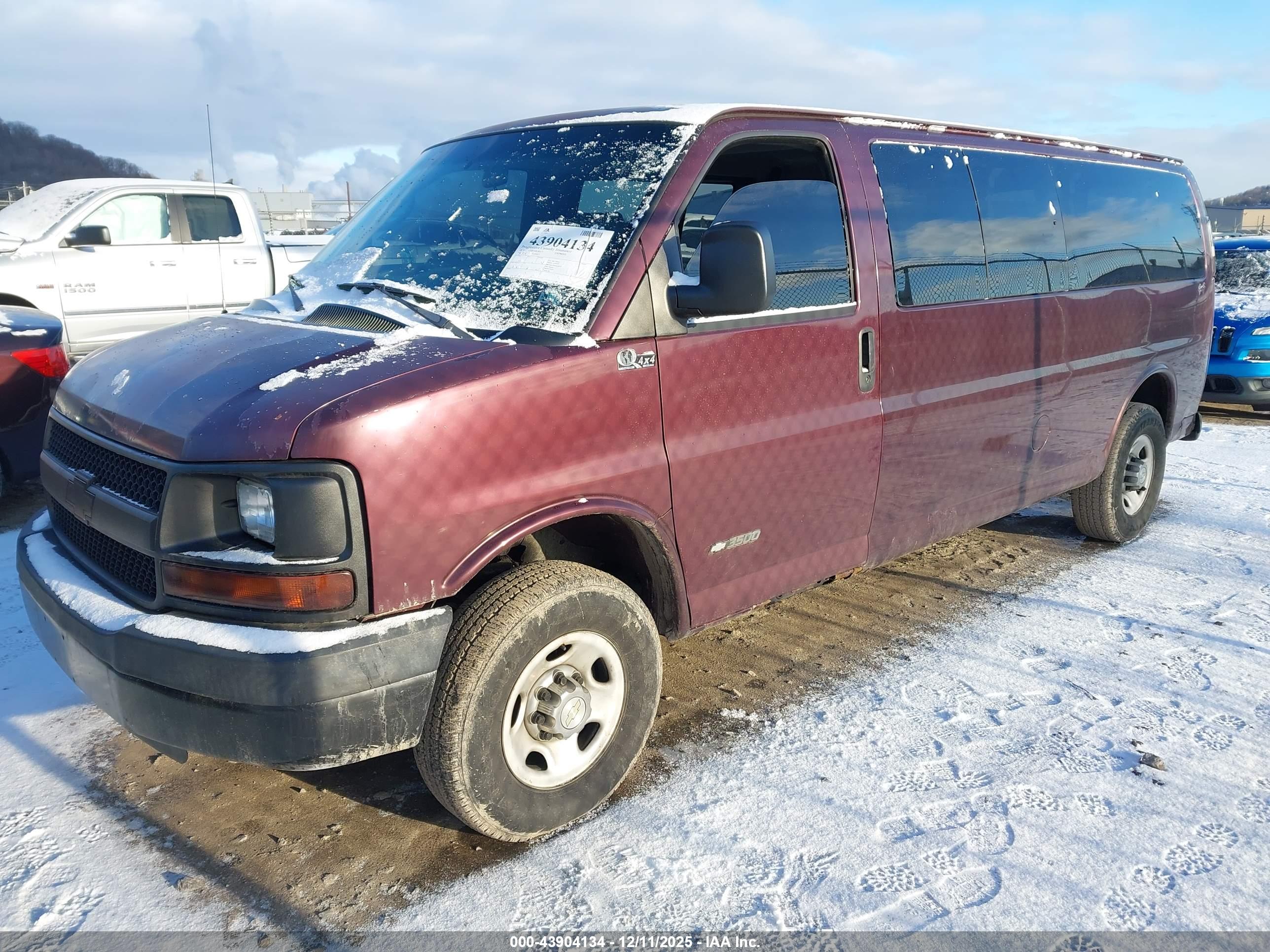 CHEVROLET EXPRESS image 2