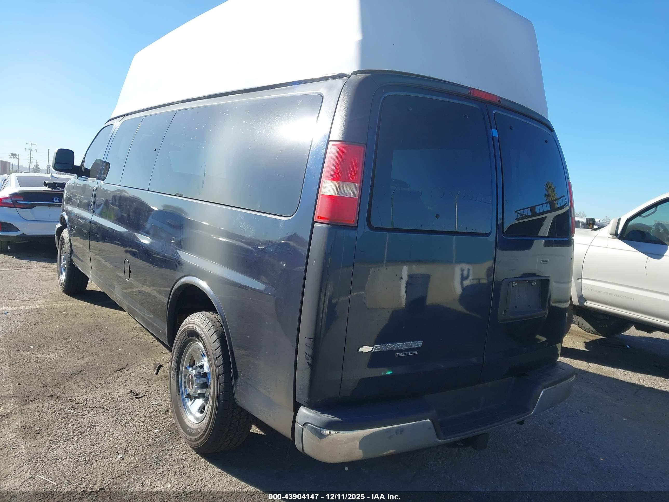 CHEVROLET EXPRESS image 3