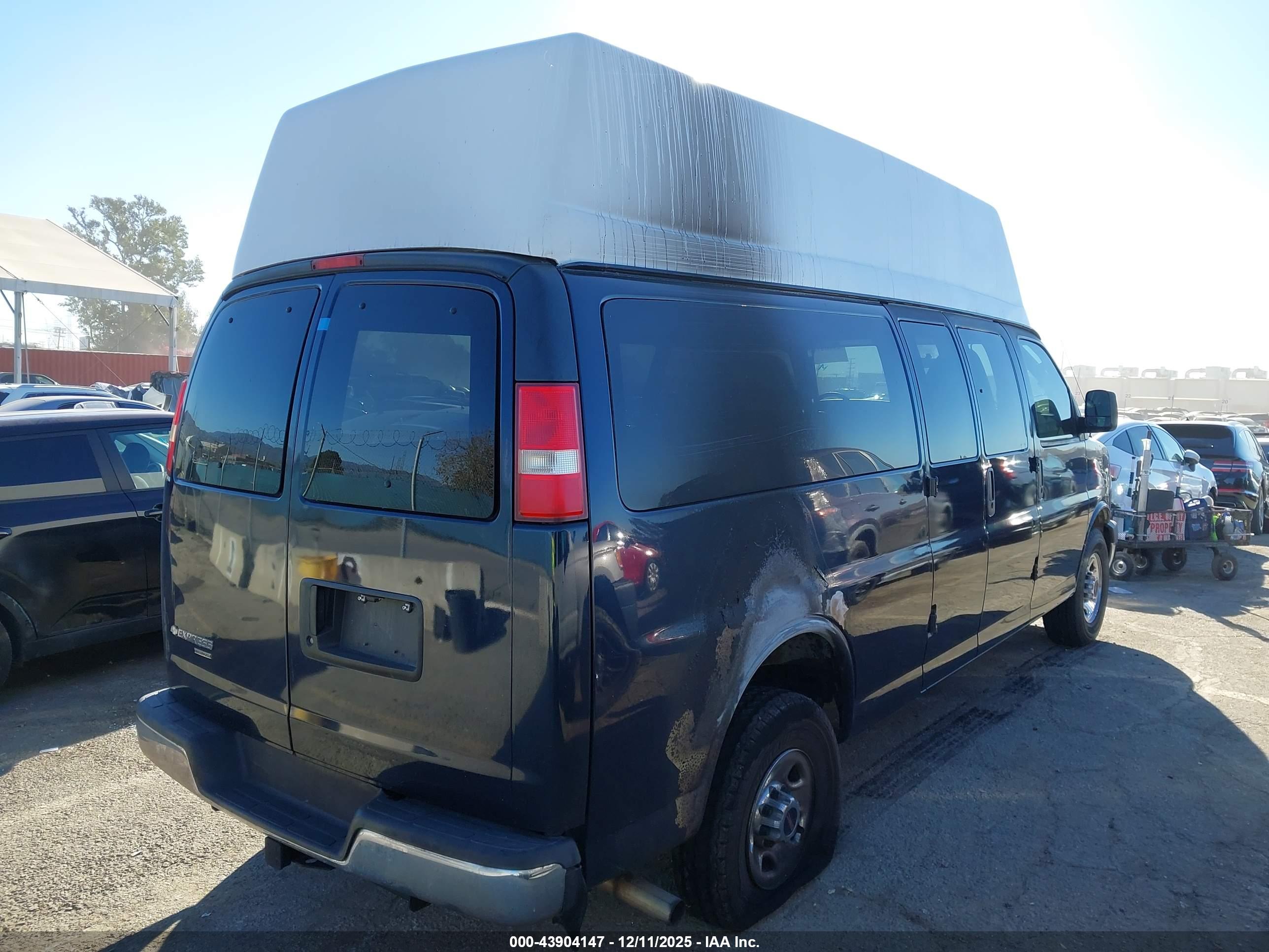 CHEVROLET EXPRESS image 4