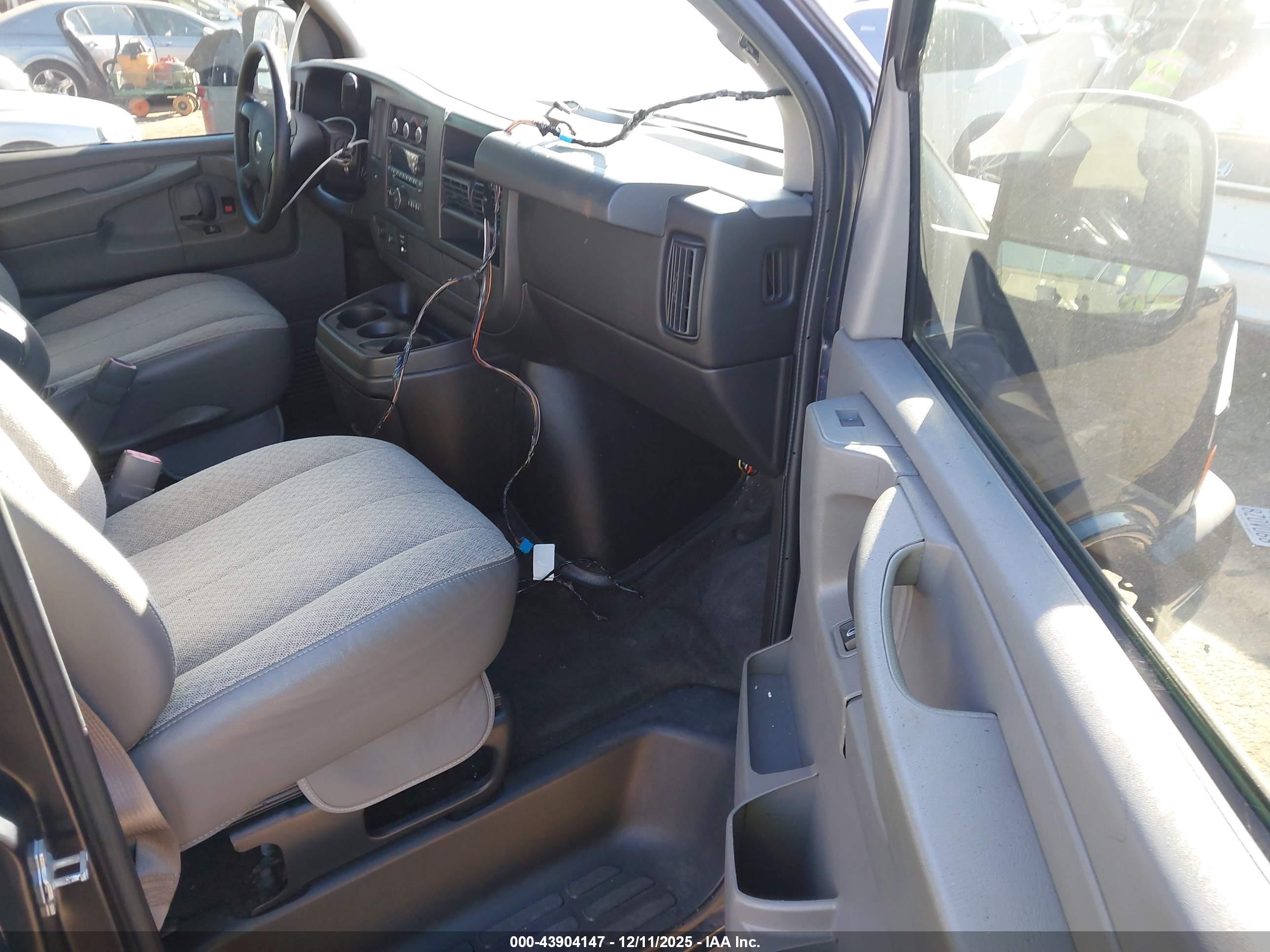 CHEVROLET EXPRESS image 5